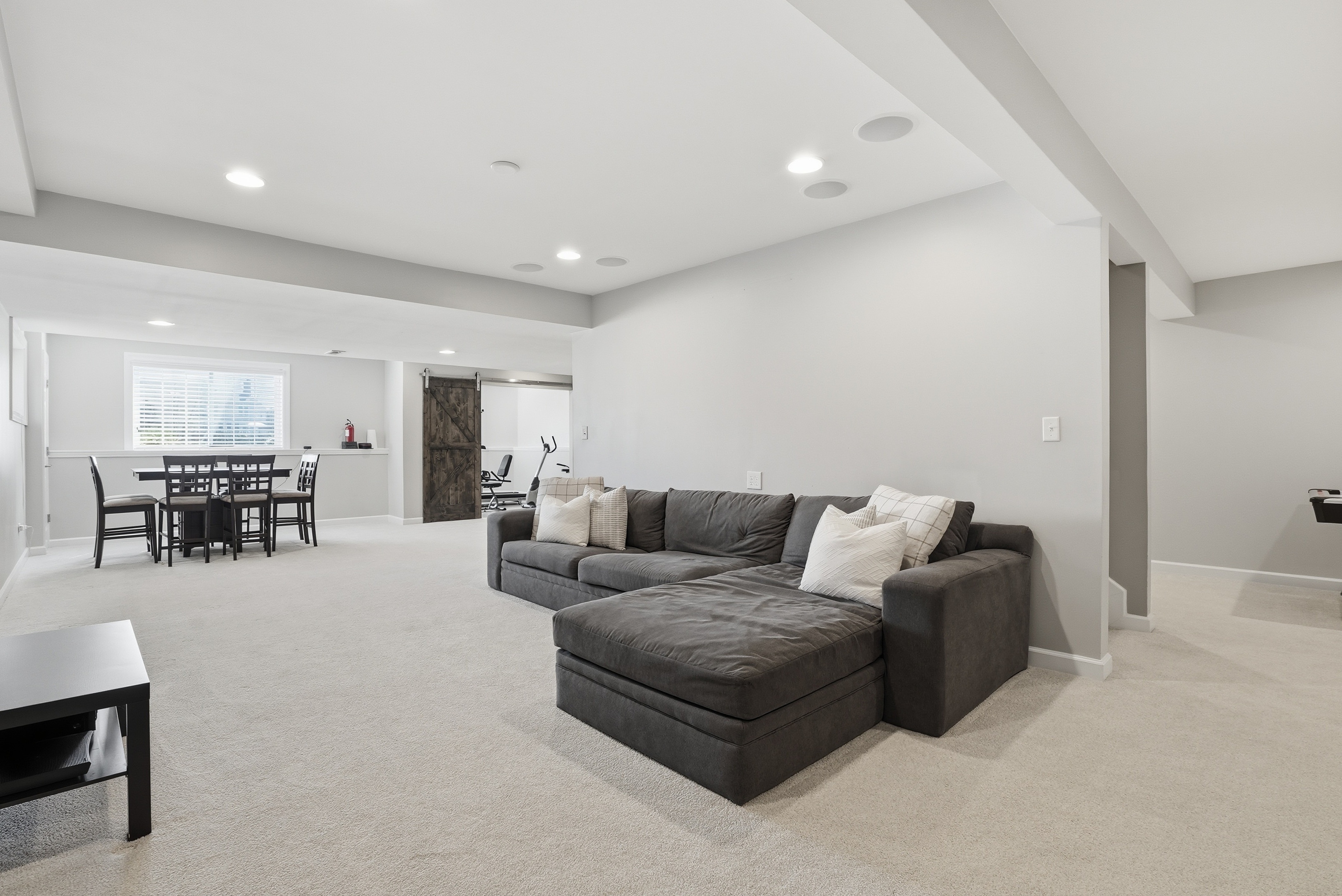  The Crown Jewel of Tall Grass: Waterfront Privacy Meets the Ultimate Layout - 物件實景