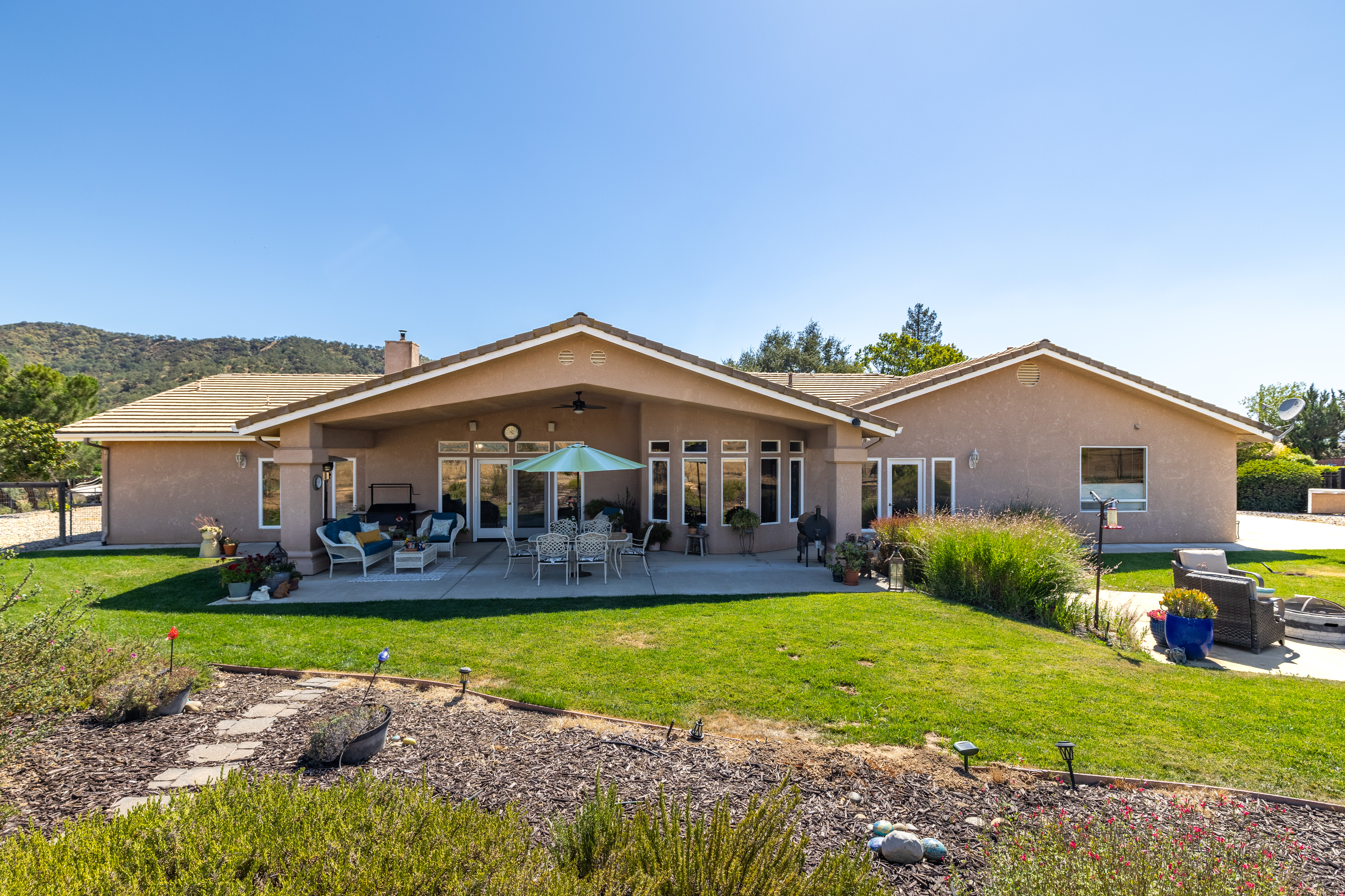  Stunning Lake Nacimiento Retreat with 6-Car Garage, Workshop & RV/Boat Parking - 物件實景