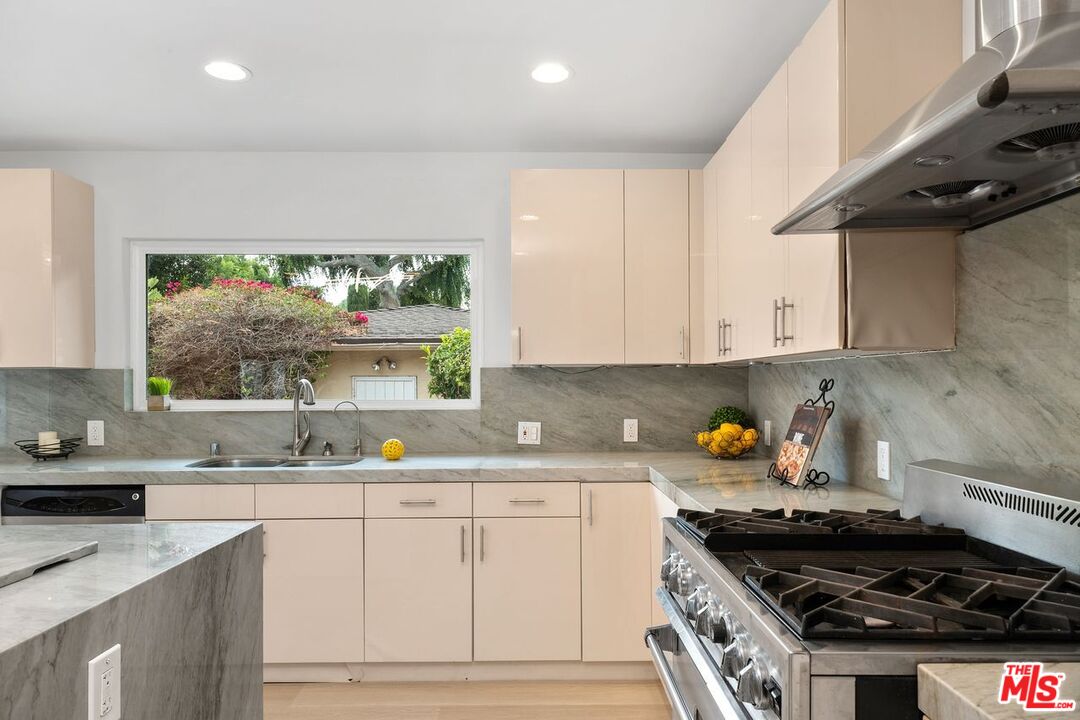Los Angeles, California, 90048, United States, 4 Bedrooms Bedrooms, ,4 BathroomsBathrooms,Residential,For Sale,1912253
