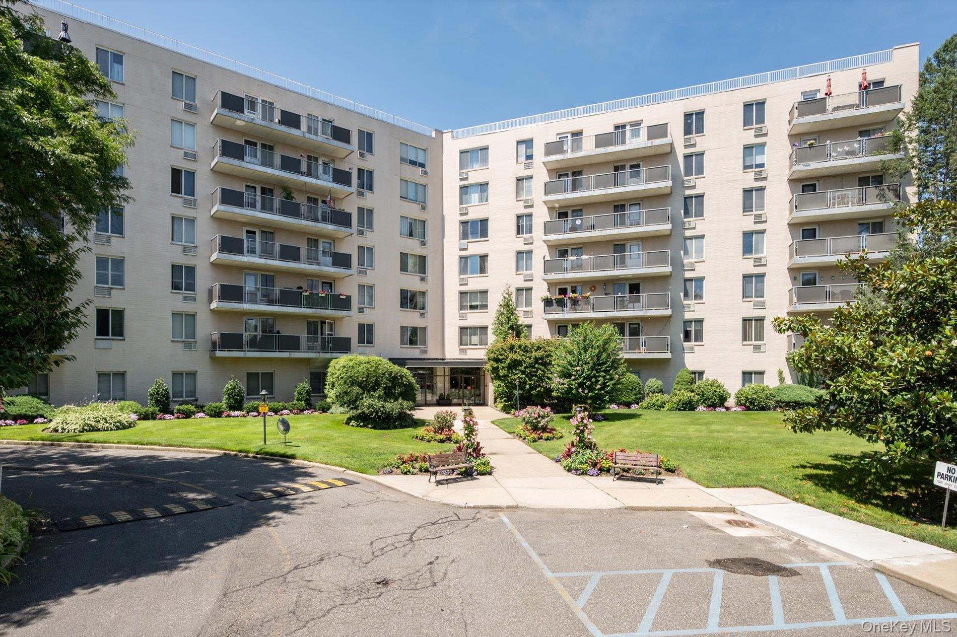  135 Post Avenue, Westbury, NY, 11590 - 物件實景