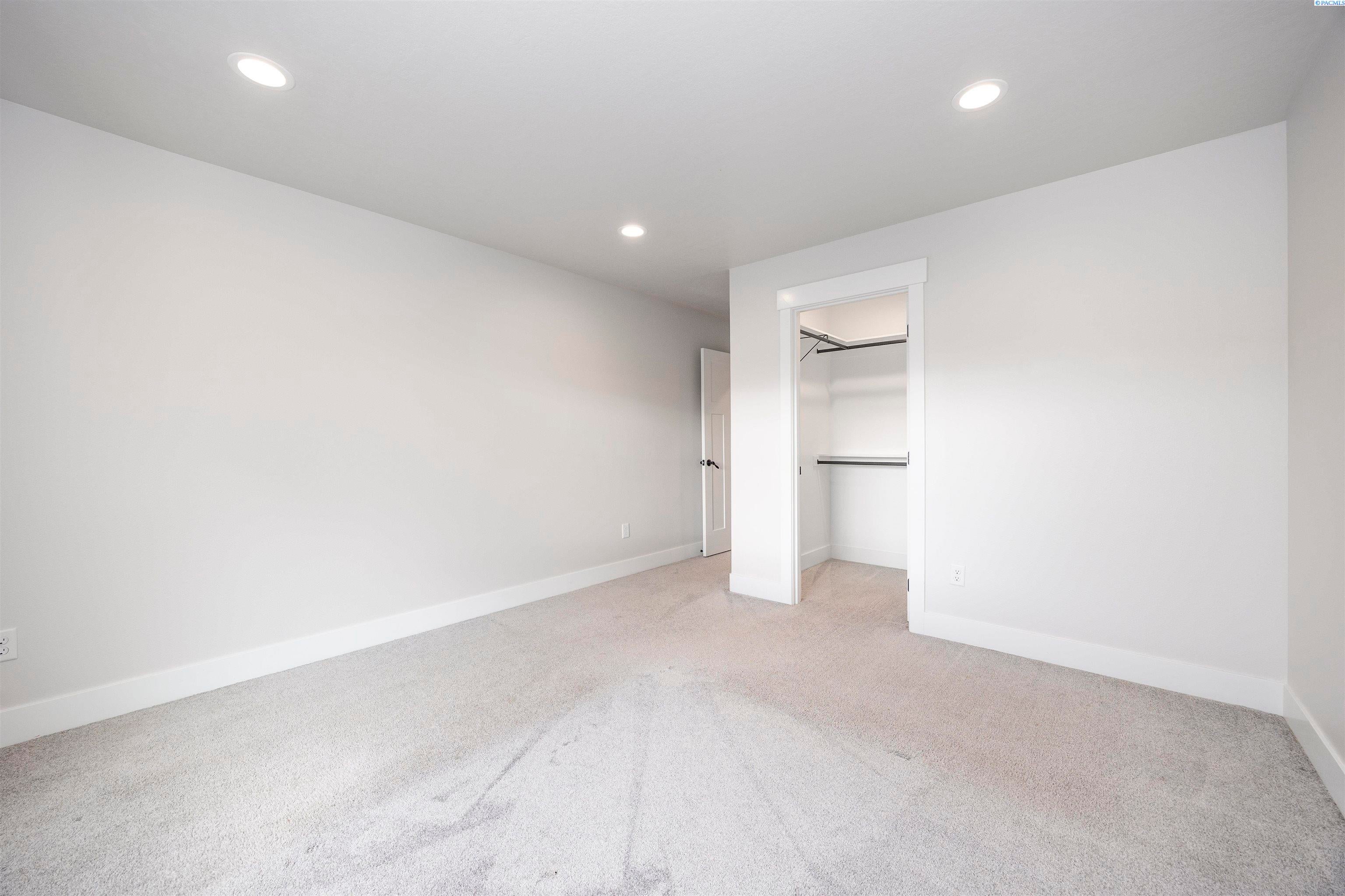 Grandview, Washington, 98930, United States, 5 Bedrooms Bedrooms, ,3 BathroomsBathrooms,Residential,For Sale,1988632