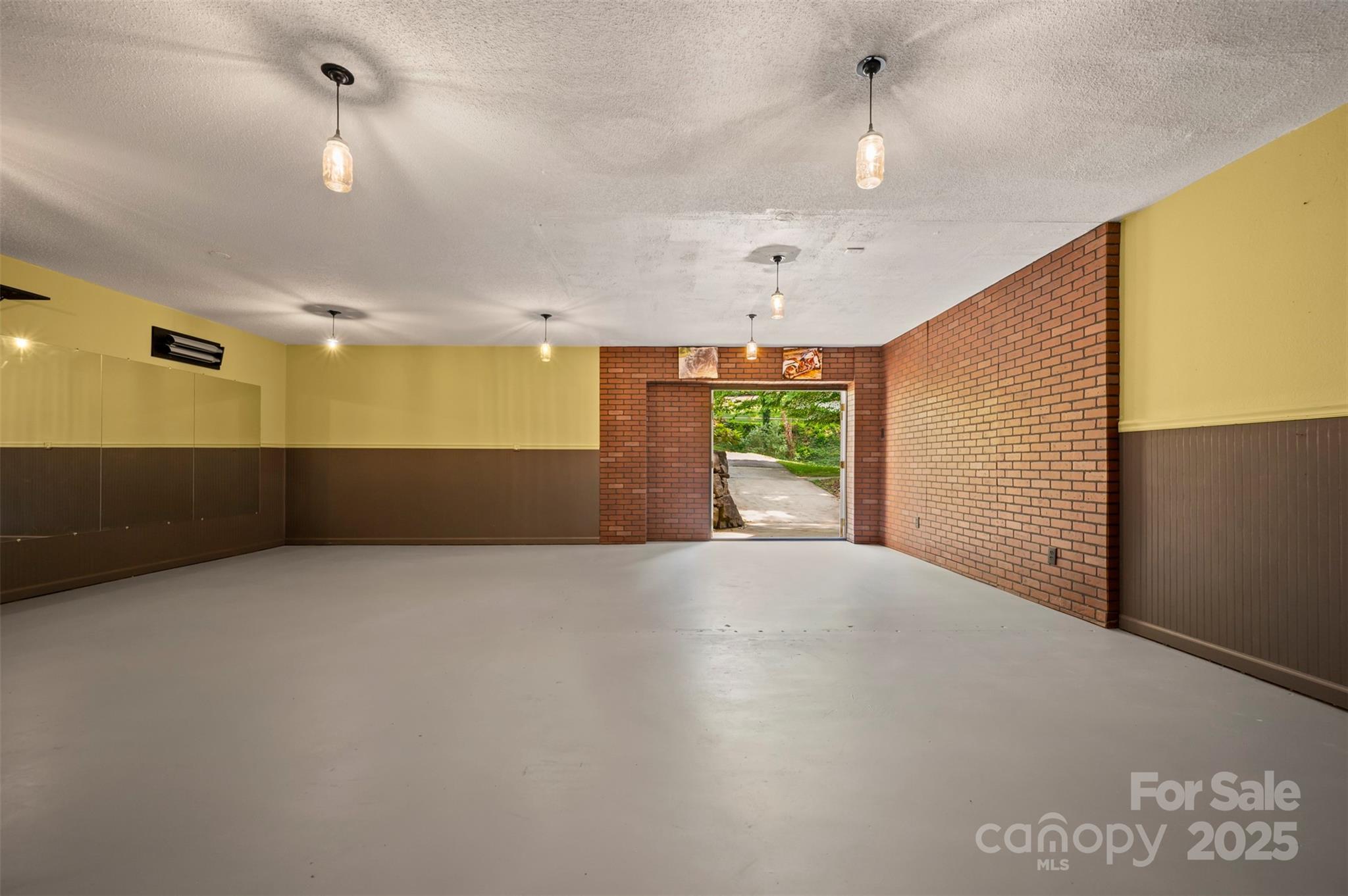 Zirconia, North Carolina, 28790, United States, 3 Bedrooms Bedrooms, ,2 BathroomsBathrooms,Residential,For Sale,1827884