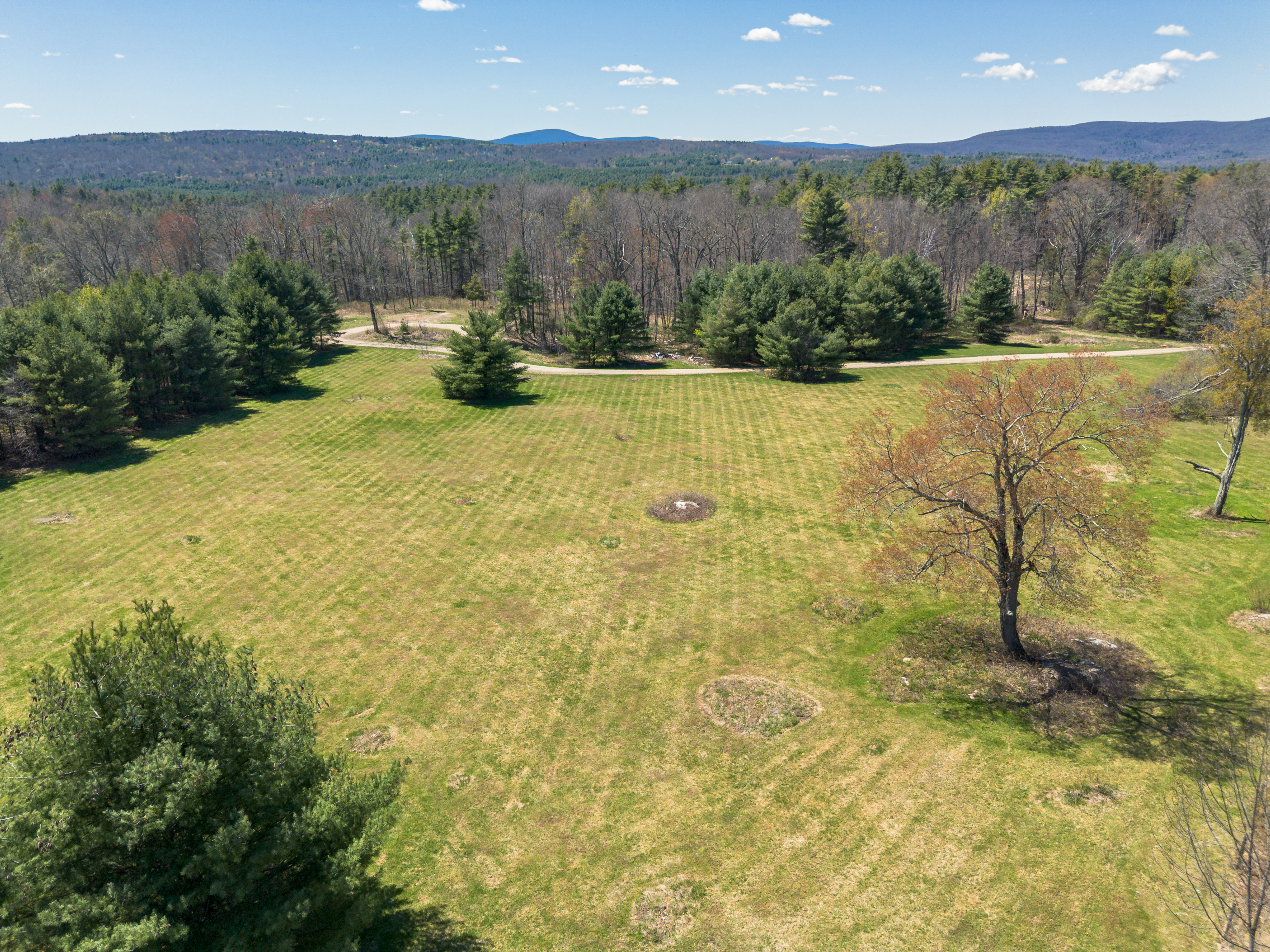  A Tranquil Berkshire Legacy: 22 Scenic Acres and a Landmark 3-Story Barn, Brookm - 物件實景