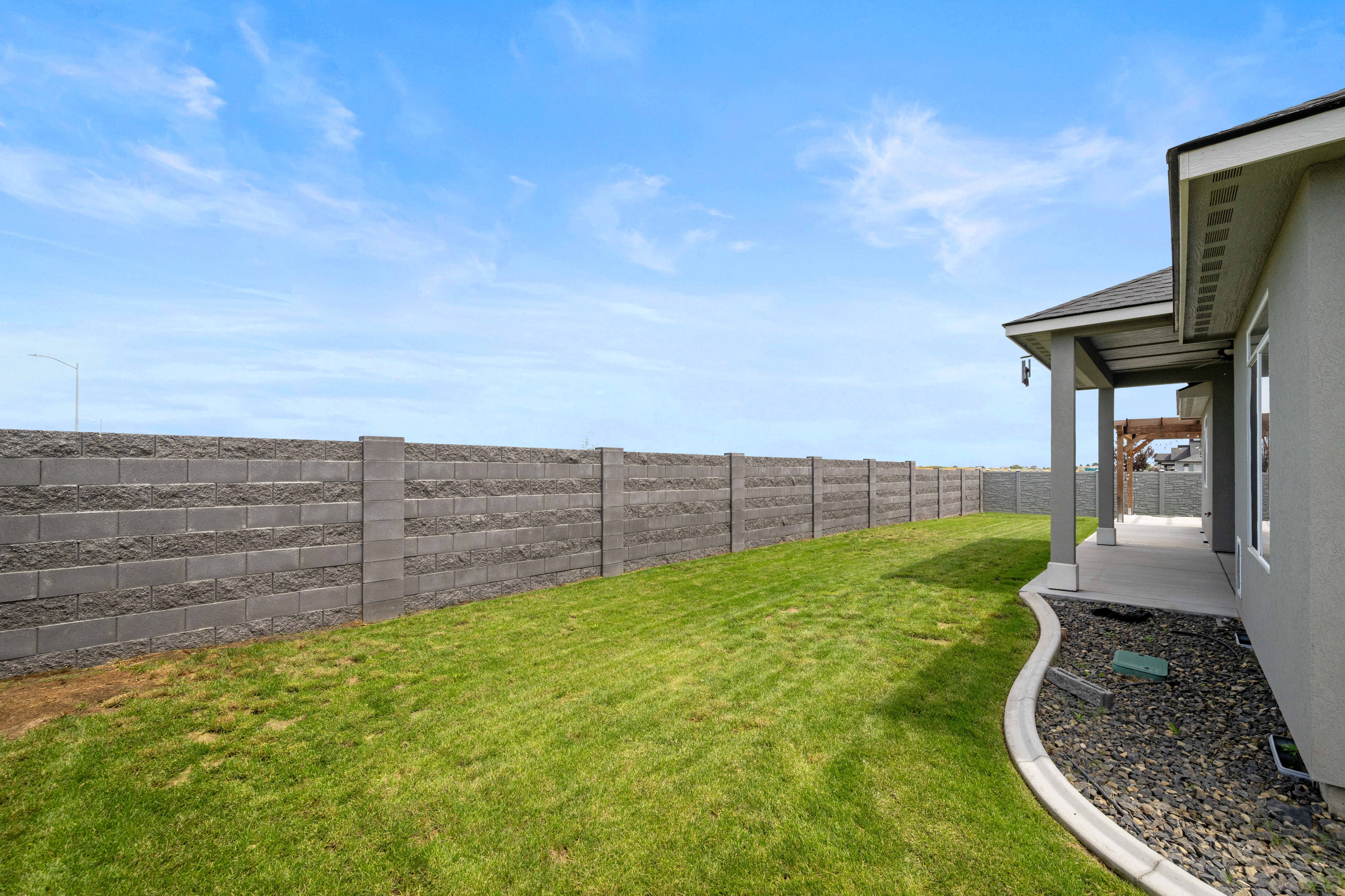  Like New, Fully Fenced, Corner Lot & 4-Car Garage - 物件實景