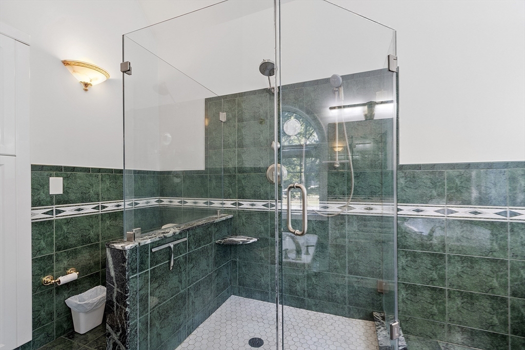 Middleton, Massachusetts, 01949, United States, 4 Bedrooms Bedrooms, ,4 BathroomsBathrooms,Residential,For Sale,1900627