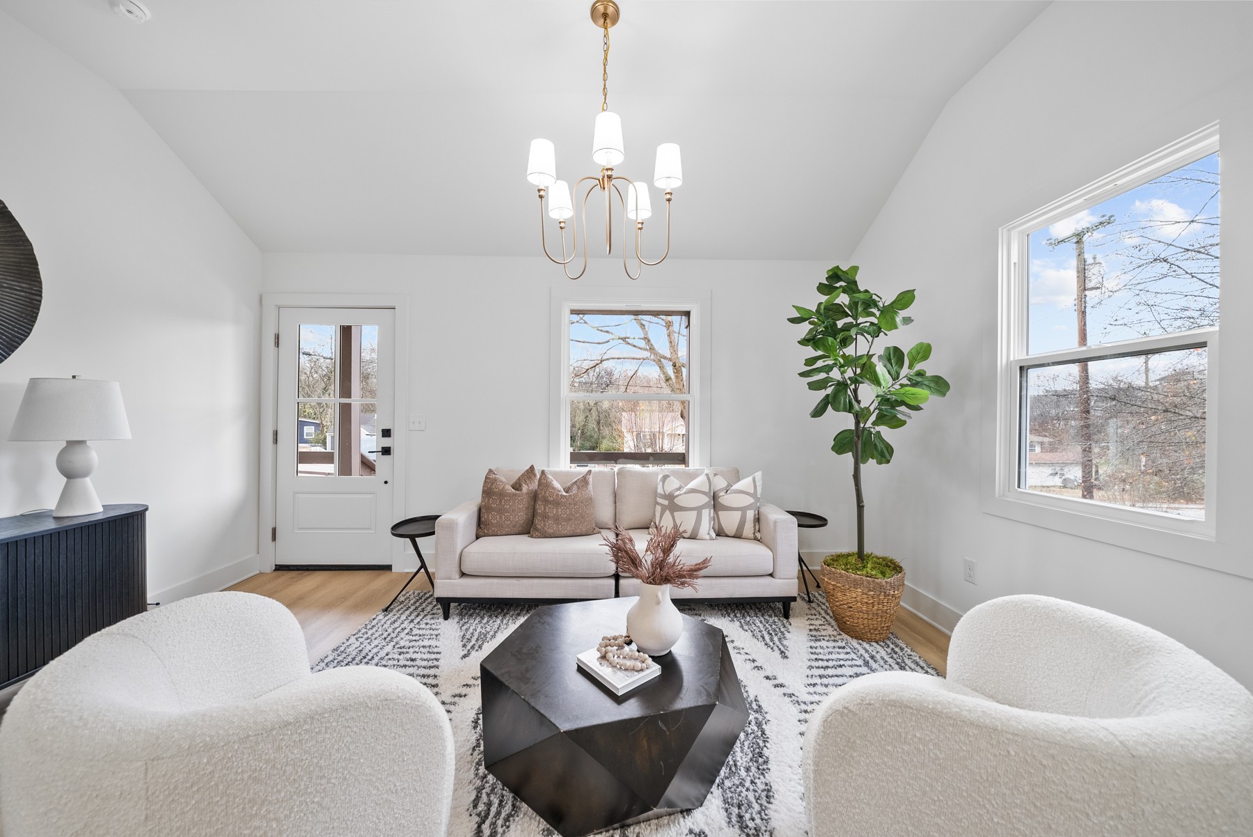 Nashville, Tennessee, 37209, United States, 4 Bedrooms Bedrooms, ,3 BathroomsBathrooms,Residential,For Sale,1999048