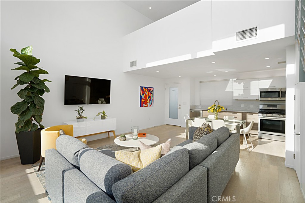 Los Angeles, California, 90019, United States, 2 Bedrooms Bedrooms, ,3 BathroomsBathrooms,Residential,For Sale,1990978