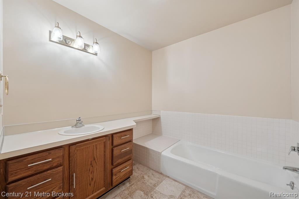 Grand Blanc, Michigan, 48439, United States, 3 Bedrooms Bedrooms, ,5 BathroomsBathrooms,Residential,For Sale,1986103