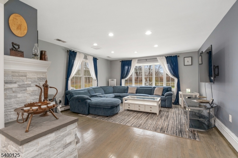 Mount Olive Twp., New Jersey, 07828, United States, 5 Bedrooms Bedrooms, ,3 BathroomsBathrooms,Residential,For Sale,2001791