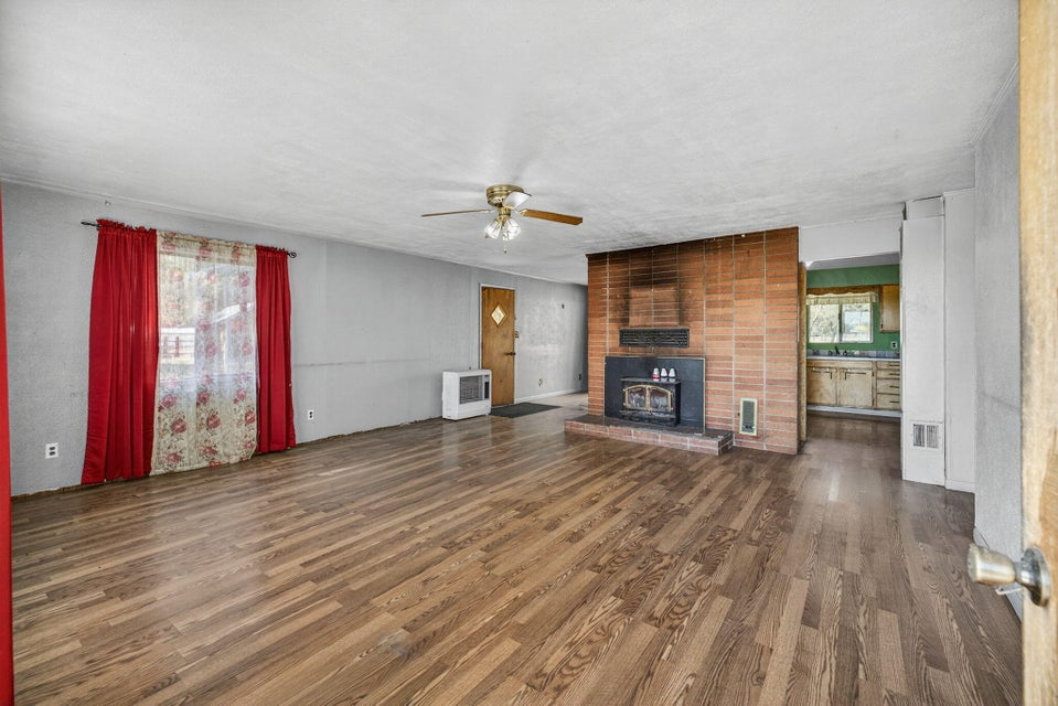 Prineville, Oregon, 97754, United States, 3 Bedrooms Bedrooms, ,1 BathroomBathrooms,Residential,For Sale,1971194