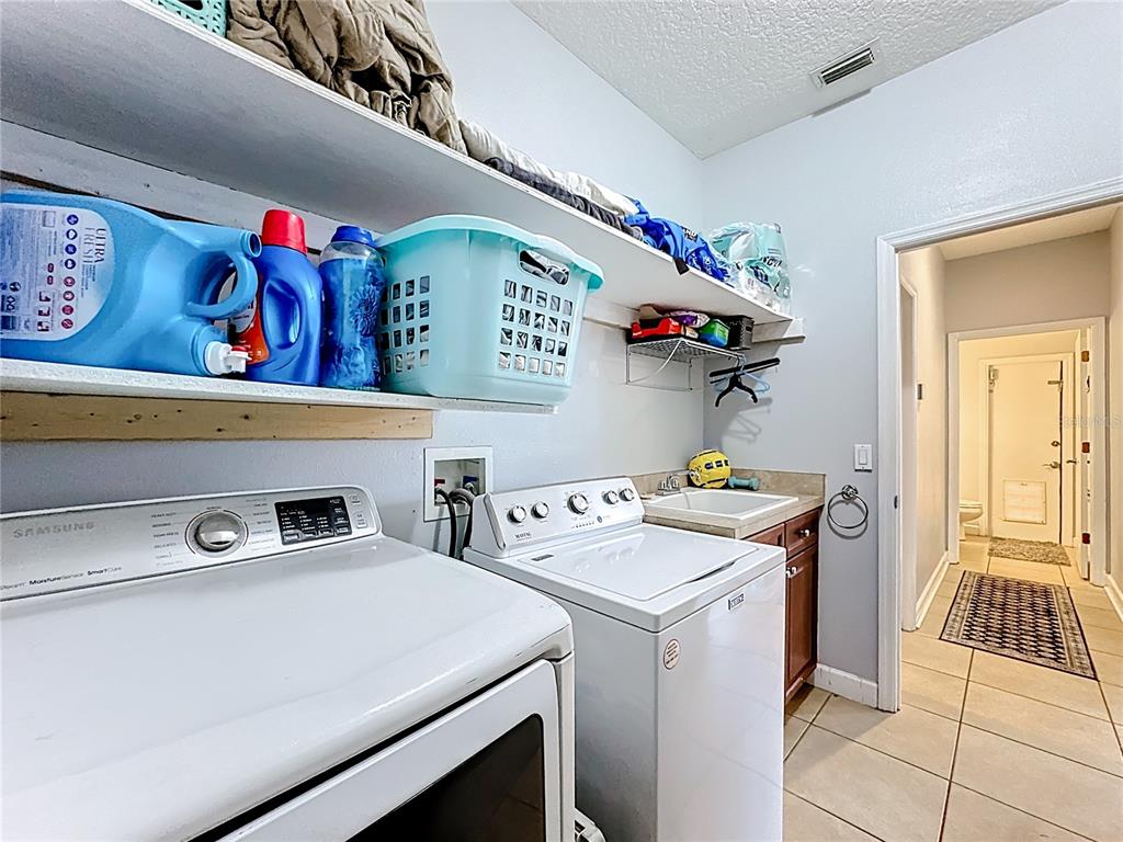 Oviedo, Florida, 32765, United States, 5 Bedrooms Bedrooms, ,3 BathroomsBathrooms,Residential,For Sale,1903894