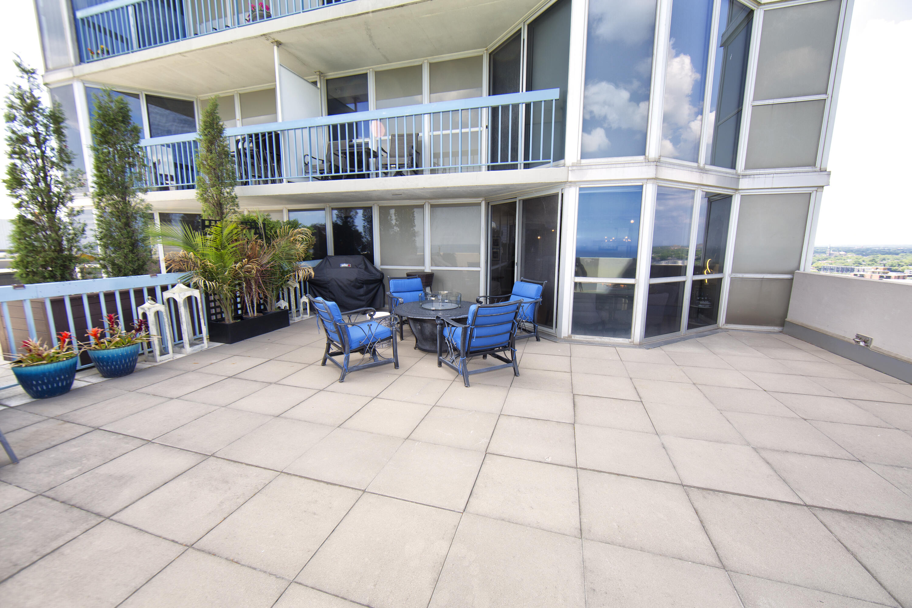 Milwaukee, Wisconsin, 53202, United States, 2 Bedrooms Bedrooms, ,3 BathroomsBathrooms,Residential,For Sale,1992022