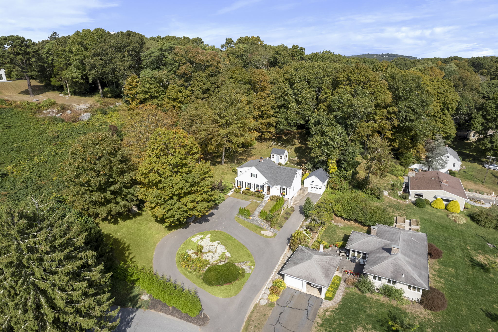  Charming Expanded Cape is Newly Remodeled - 物件實景