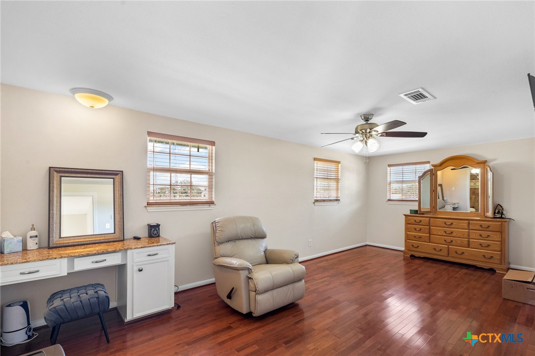 Hallettsville, Texas, 77964, United States, 4 Bedrooms Bedrooms, ,3 BathroomsBathrooms,Residential,For Sale,1988312