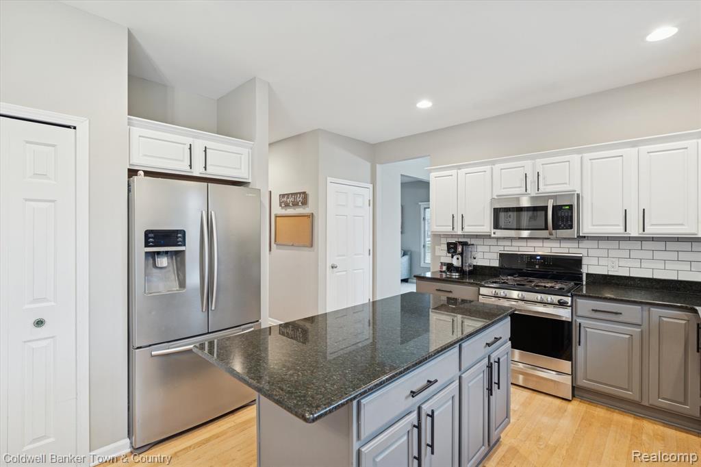 Highland, Michigan, 48357, United States, 4 Bedrooms Bedrooms, ,4 BathroomsBathrooms,Residential,For Sale,2003066