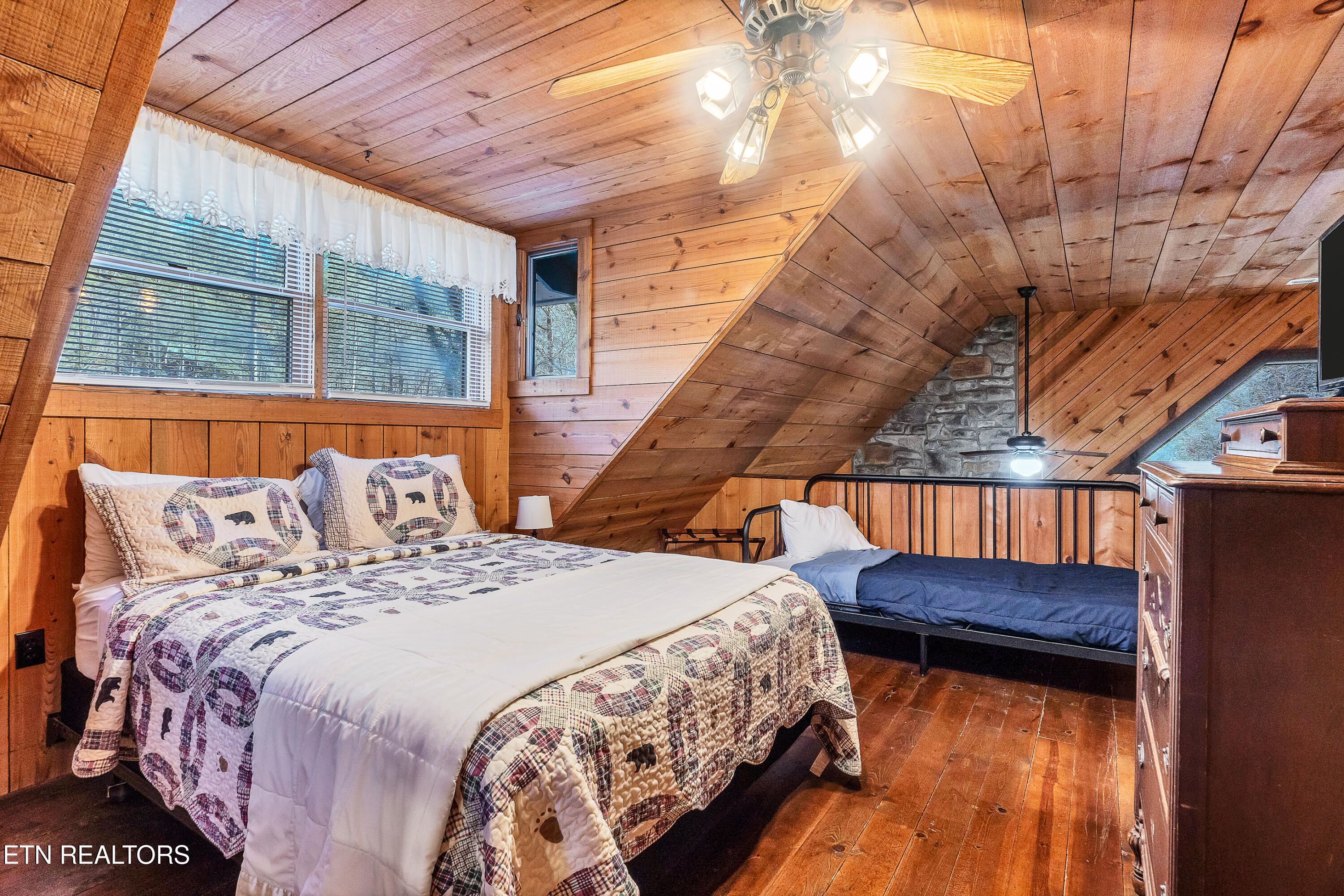 Townsend, Tennessee, 37882, United States, 2 Bedrooms Bedrooms, ,3 BathroomsBathrooms,Residential,For Sale,2010973