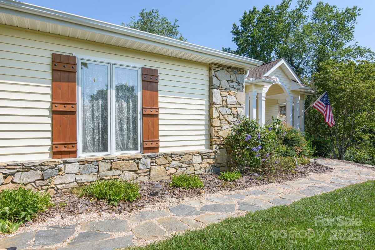 Hendersonville, North Carolina, 28739, United States, 3 Bedrooms Bedrooms, ,2 BathroomsBathrooms,Residential,For Sale,1974485