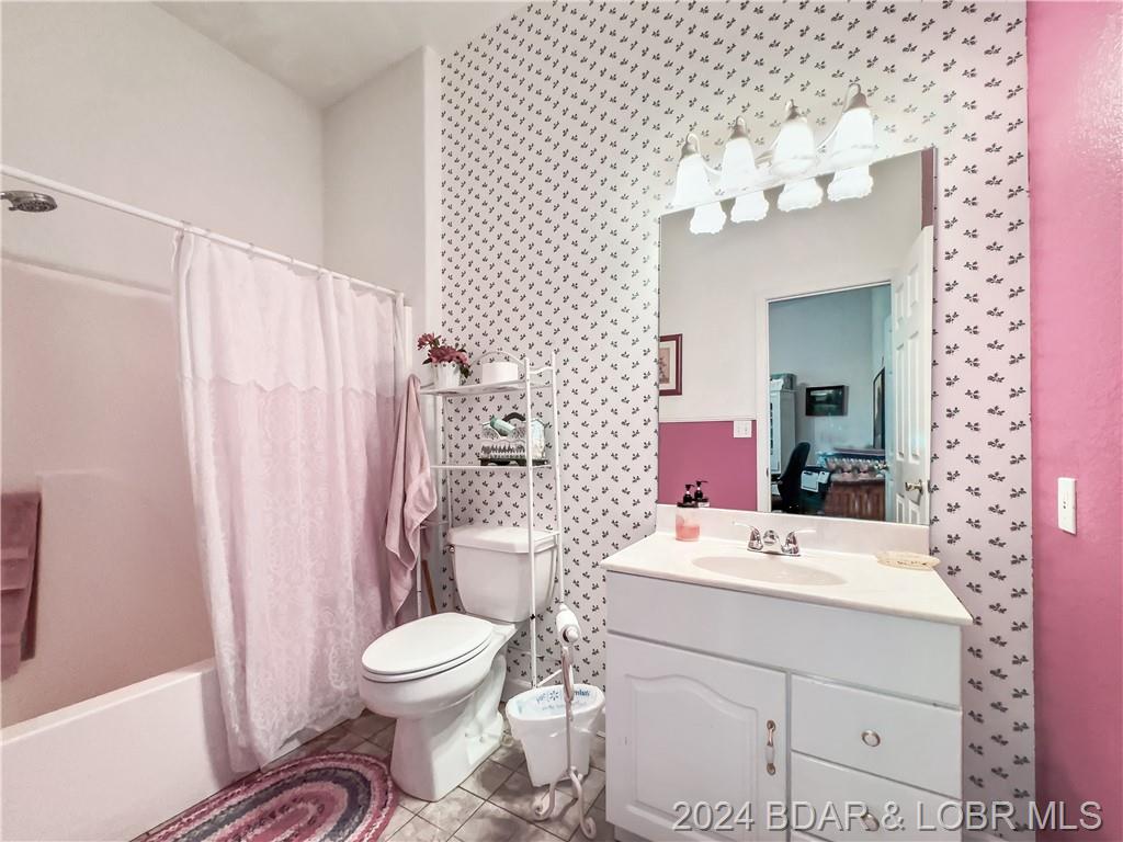 Camdenton, Missouri, 65020, United States, 5 Bedrooms Bedrooms, ,5 BathroomsBathrooms,Residential,For Sale,1850367