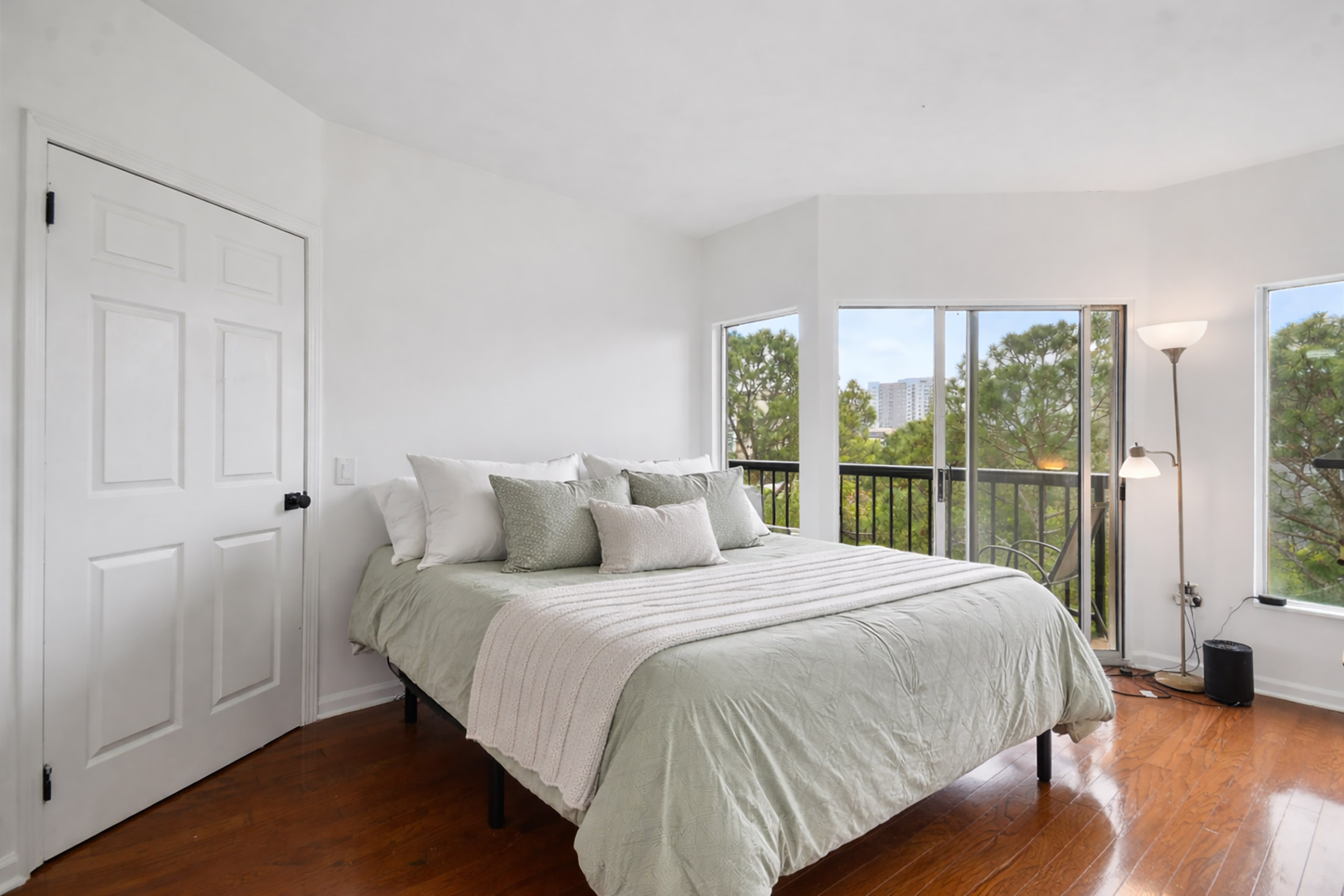  Stunning Designer-renovated Condo Minutes from Atlanta