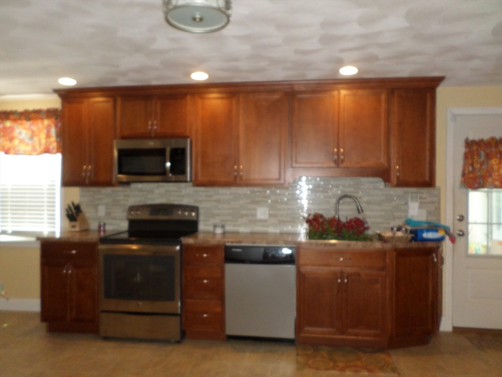 Peabody, Massachusetts, 01960, United States, 3 Bedrooms Bedrooms, ,1 BathroomBathrooms,Residential,For Sale,1924193