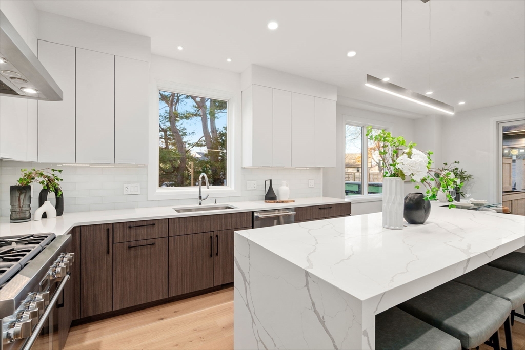 Newton, Massachusetts, 02461, United States, 5 Bedrooms Bedrooms, ,5 BathroomsBathrooms,Residential,For Sale,1995972