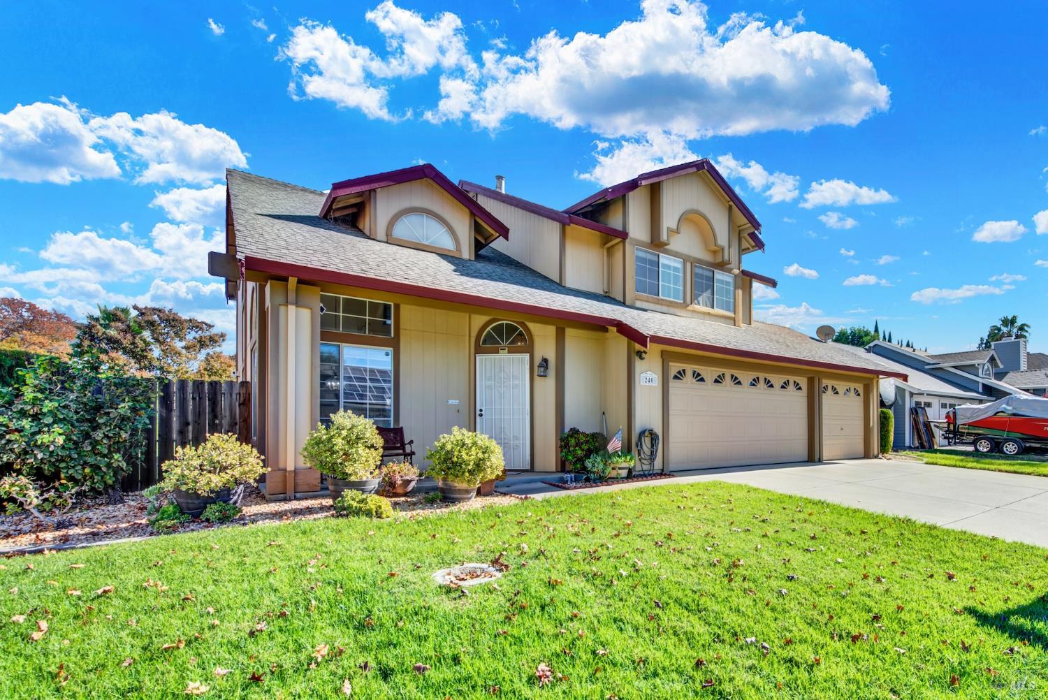 Dixon, California, 95620, United States, 4 Bedrooms Bedrooms, ,3 BathroomsBathrooms,Residential,For Sale,1987907