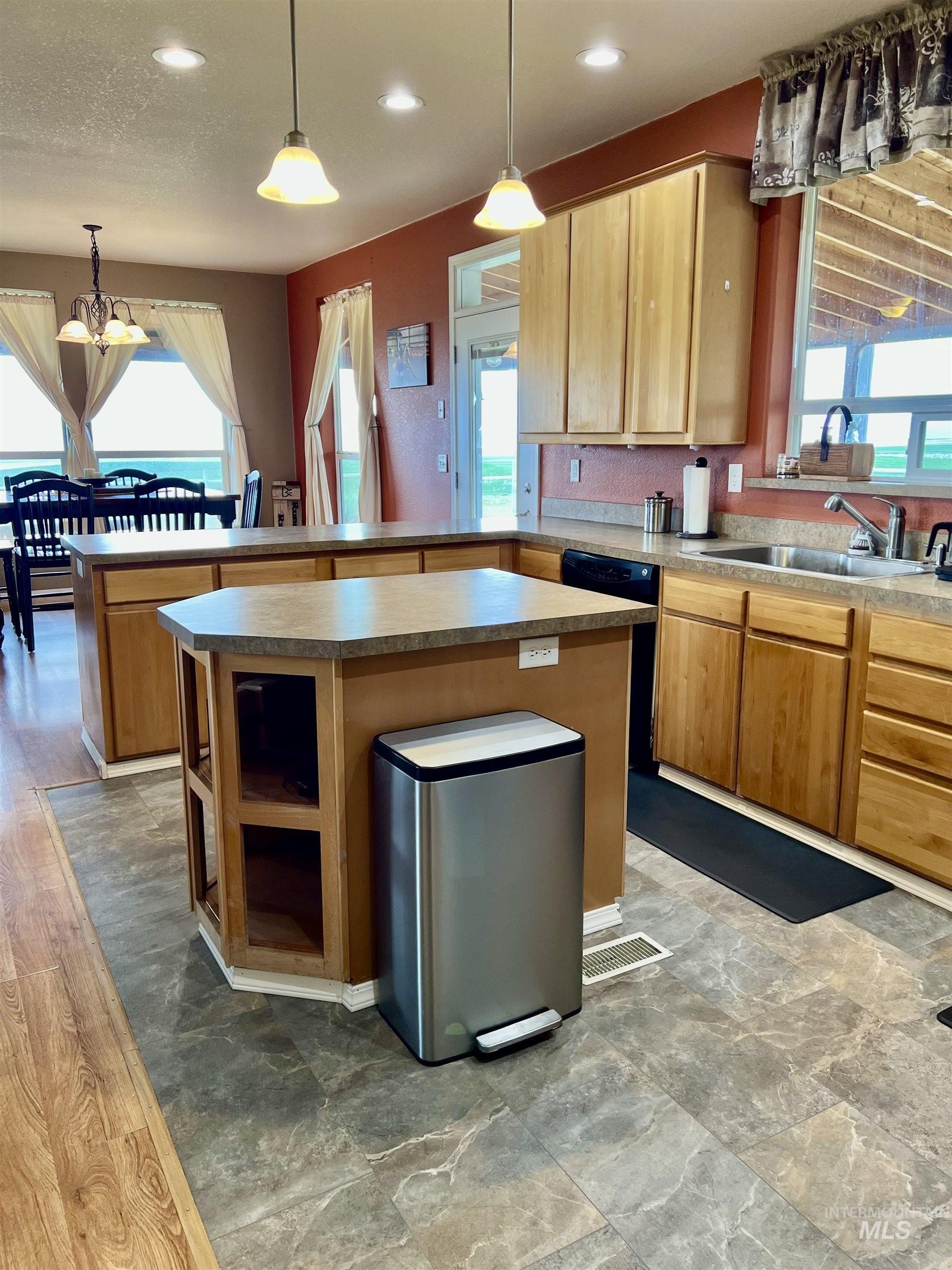 Asotin, Washington, 99402, United States, 3 Bedrooms Bedrooms, ,2 BathroomsBathrooms,Residential,For Sale,1942526