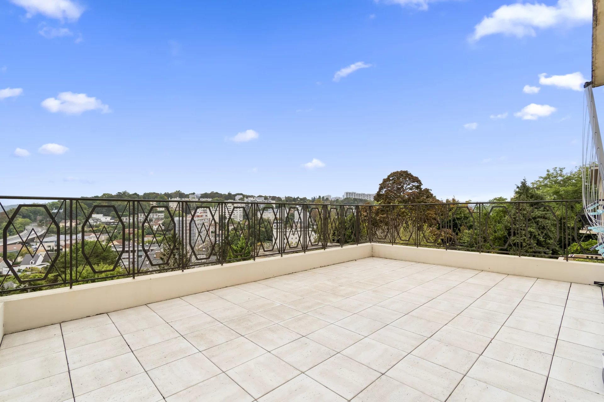 Le Pecq, Île-de-France, 78230, FR, 9 Bedrooms Bedrooms, ,9 BathroomsBathrooms,Residential,For Sale,1994371