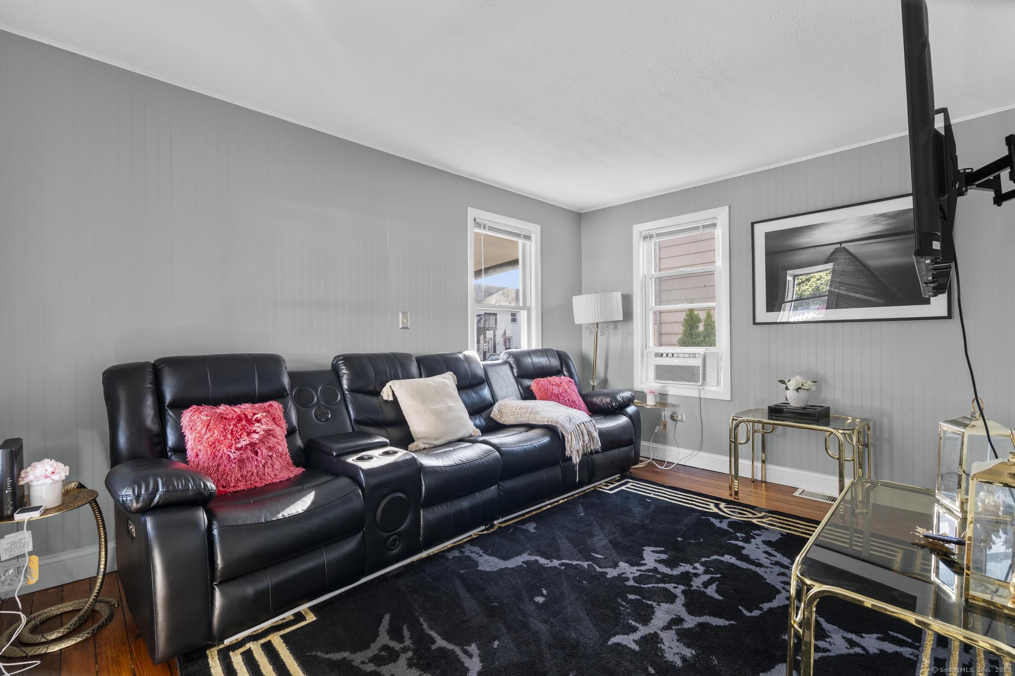 Milford, Connecticut, 06460, United States, 3 Bedrooms Bedrooms, ,2 BathroomsBathrooms,Residential,For Sale,1942081