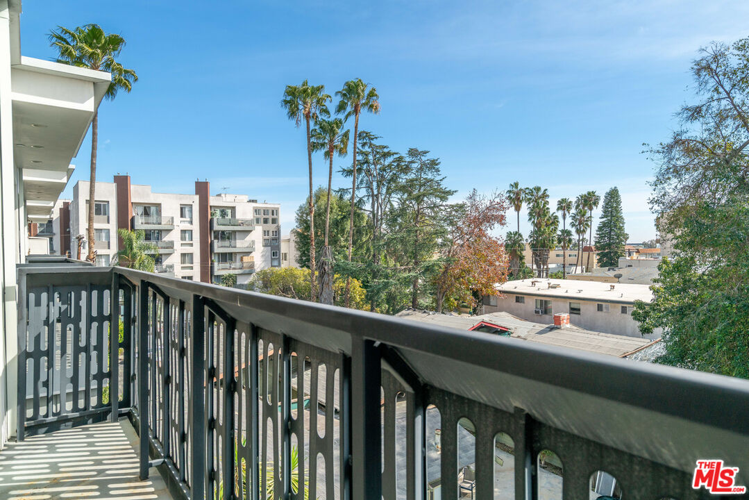 Los Angeles, California, 90046, United States, 3 Bedrooms Bedrooms, ,3 BathroomsBathrooms,Residential,For Sale,1827071
