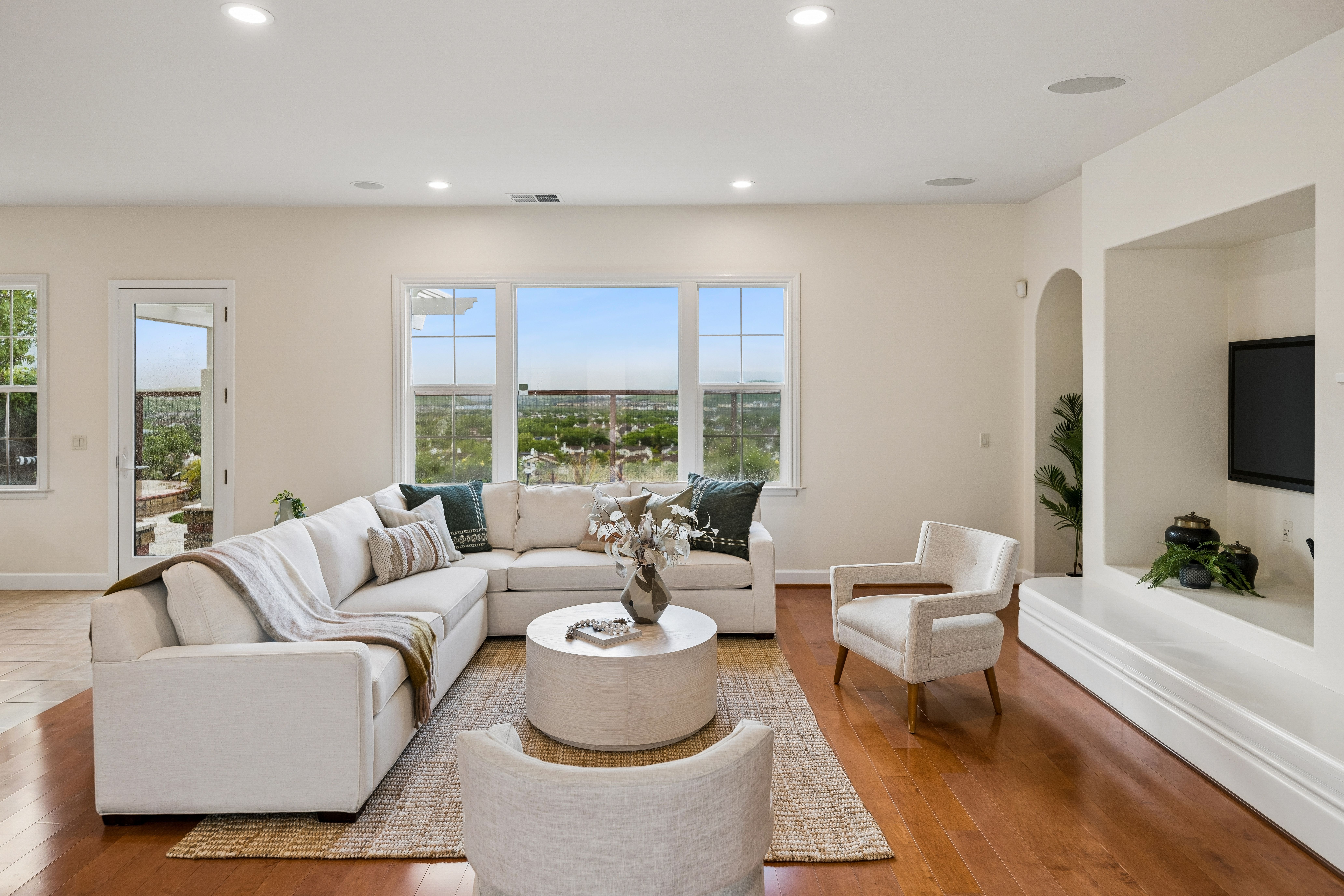  Panoramic Views and Timeless Design in This Stunning Shapell ?Gallery? Residence - 物件實景