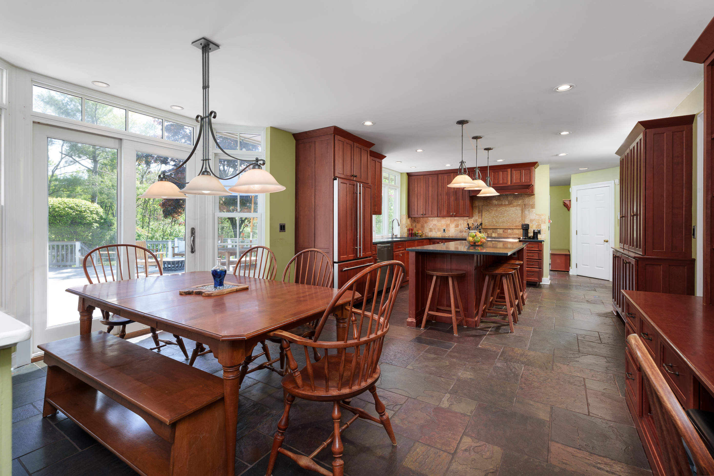  Kingsbrook Cul-de-Sac Home With 5 Bedrooms and a Finished Basement - 物件實景