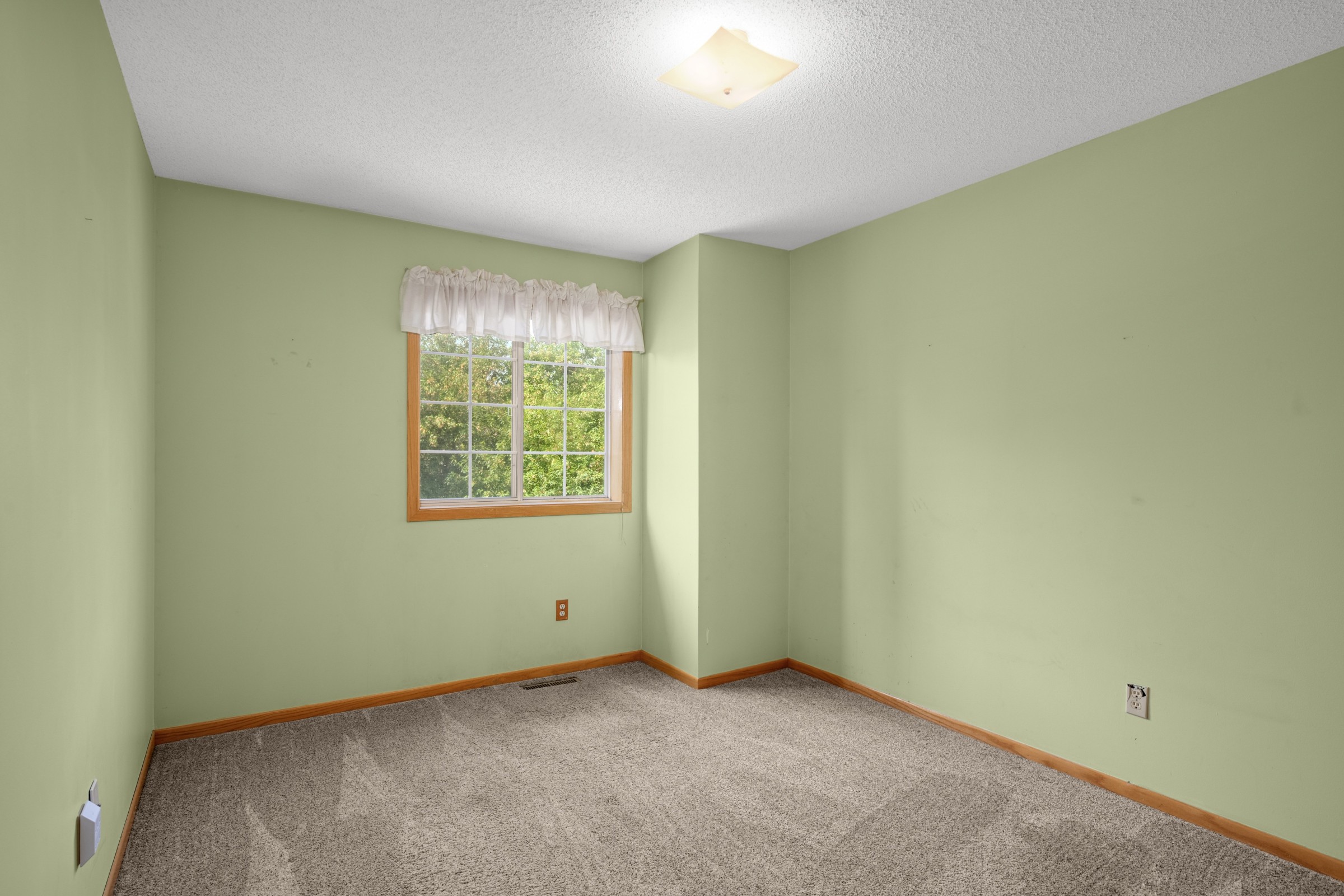  Sun-Filled End Unit in Prime Eagan Location - 物件實景