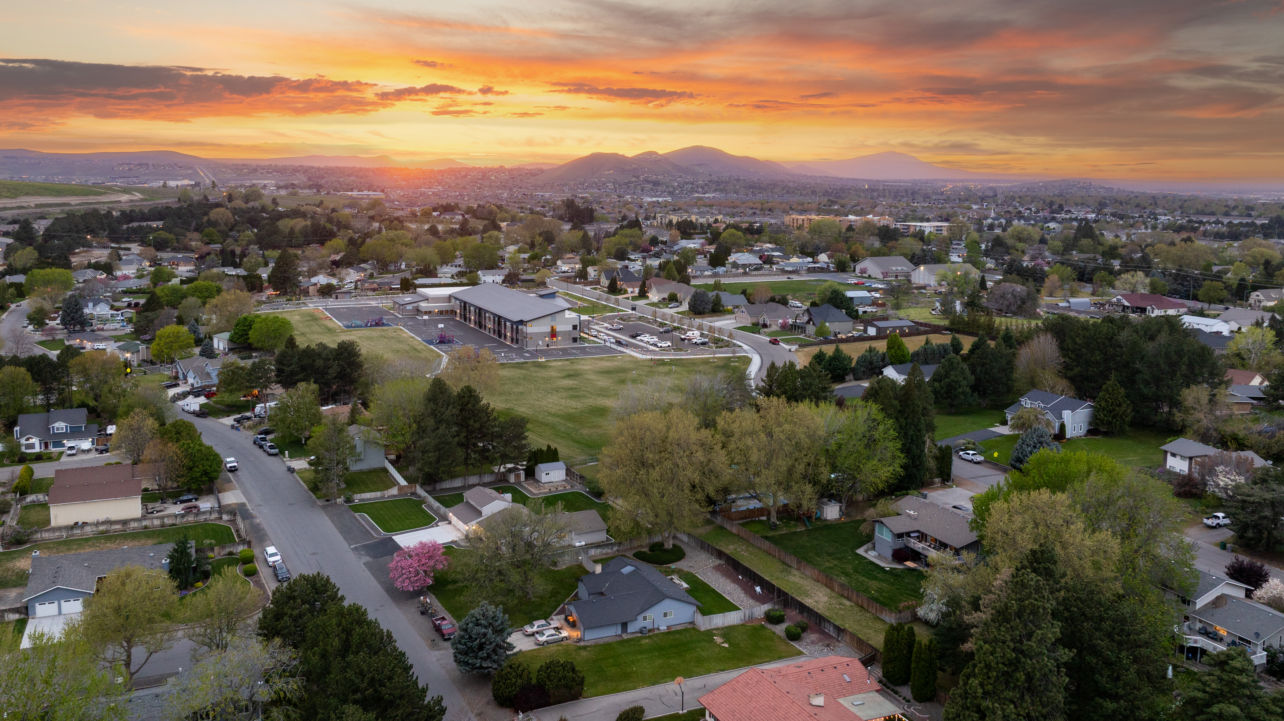  ROOM FOR SHOP/ POOL. IMMACULATELY CARED FOR HOME - 物件實景