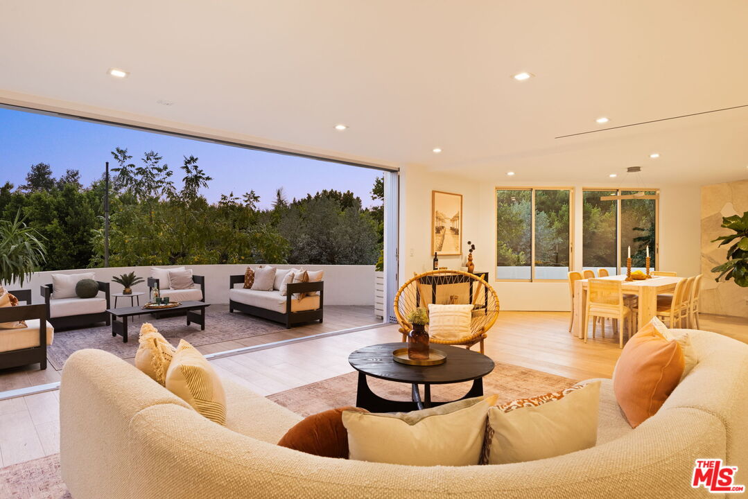 Los Angeles, California, 90046, United States, 4 Bedrooms Bedrooms, ,4 BathroomsBathrooms,Residential,For Sale,1912038