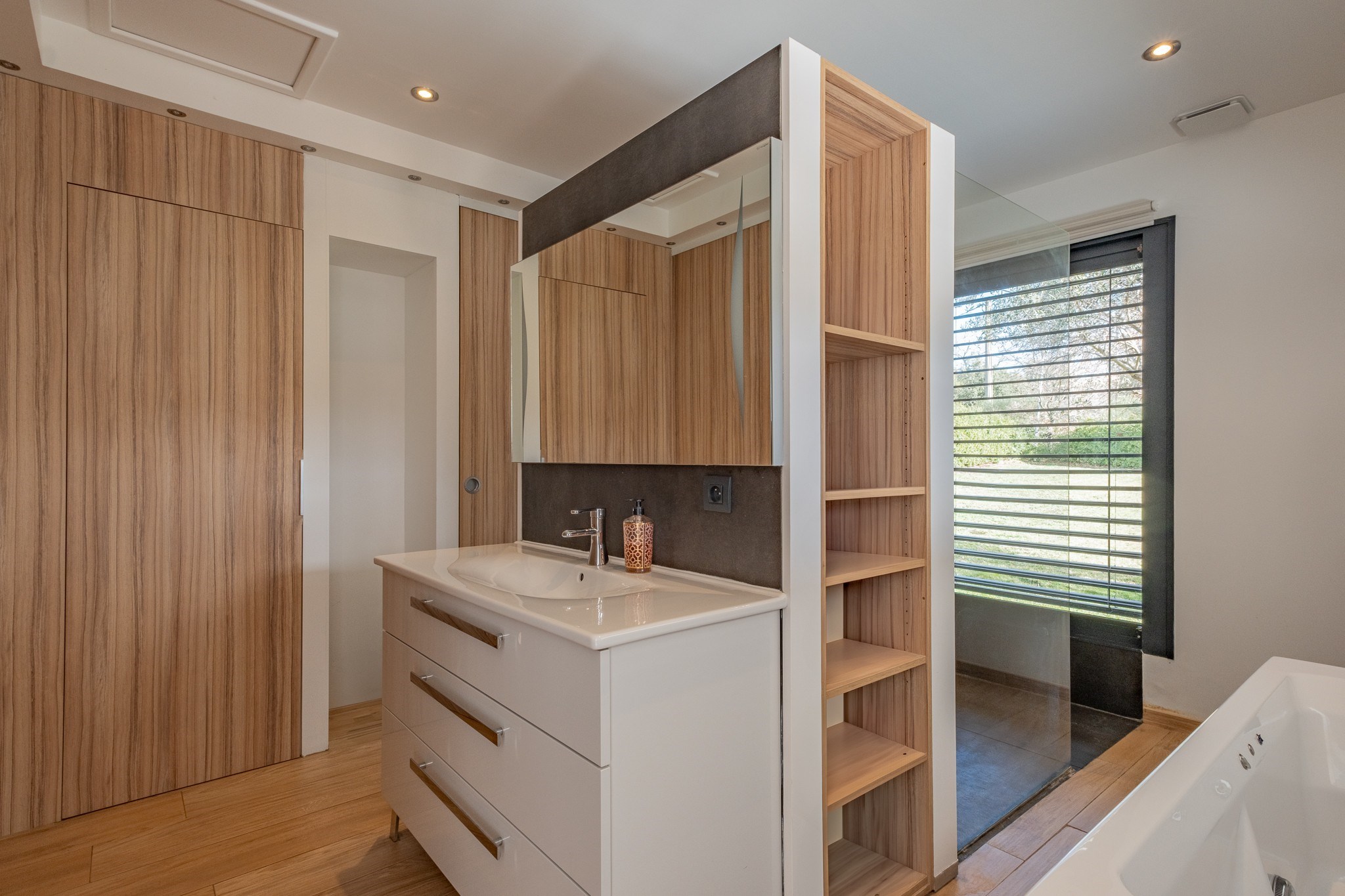  Elegant Contemporary Home of 250 m² on 4,000 m² of Grounds North of Aix-en-Prov… - 物件實景