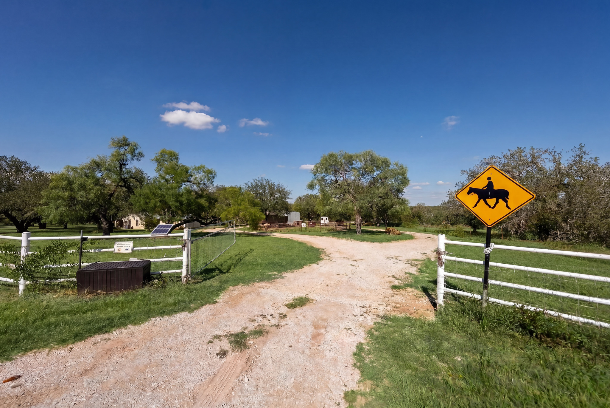  Private 10-Acre Horse Property in Lytle - 物件實景
