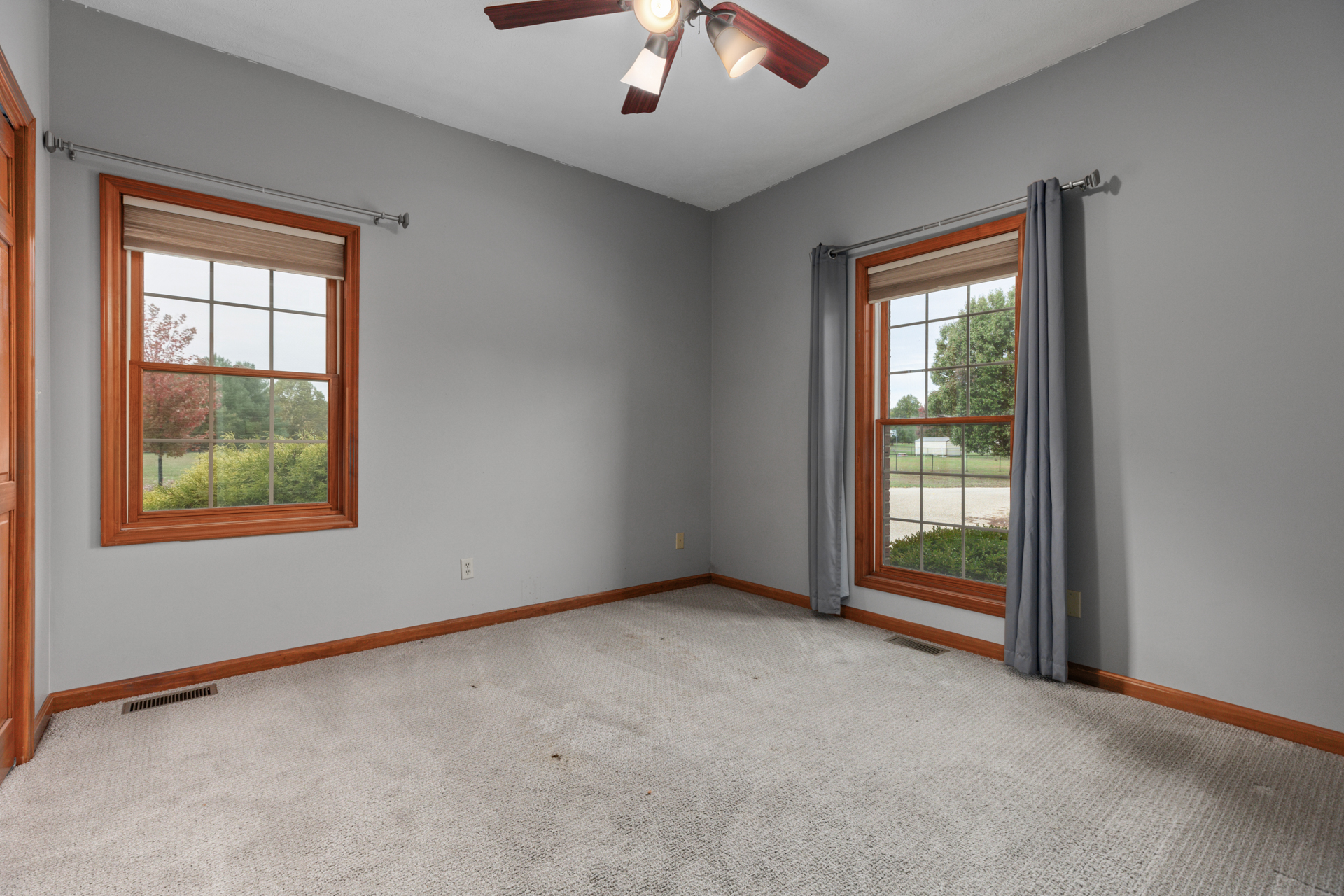 Litchfield, Illinois, 62056, United States, 5 Bedrooms Bedrooms, ,4 BathroomsBathrooms,Residential,For Sale,1986083