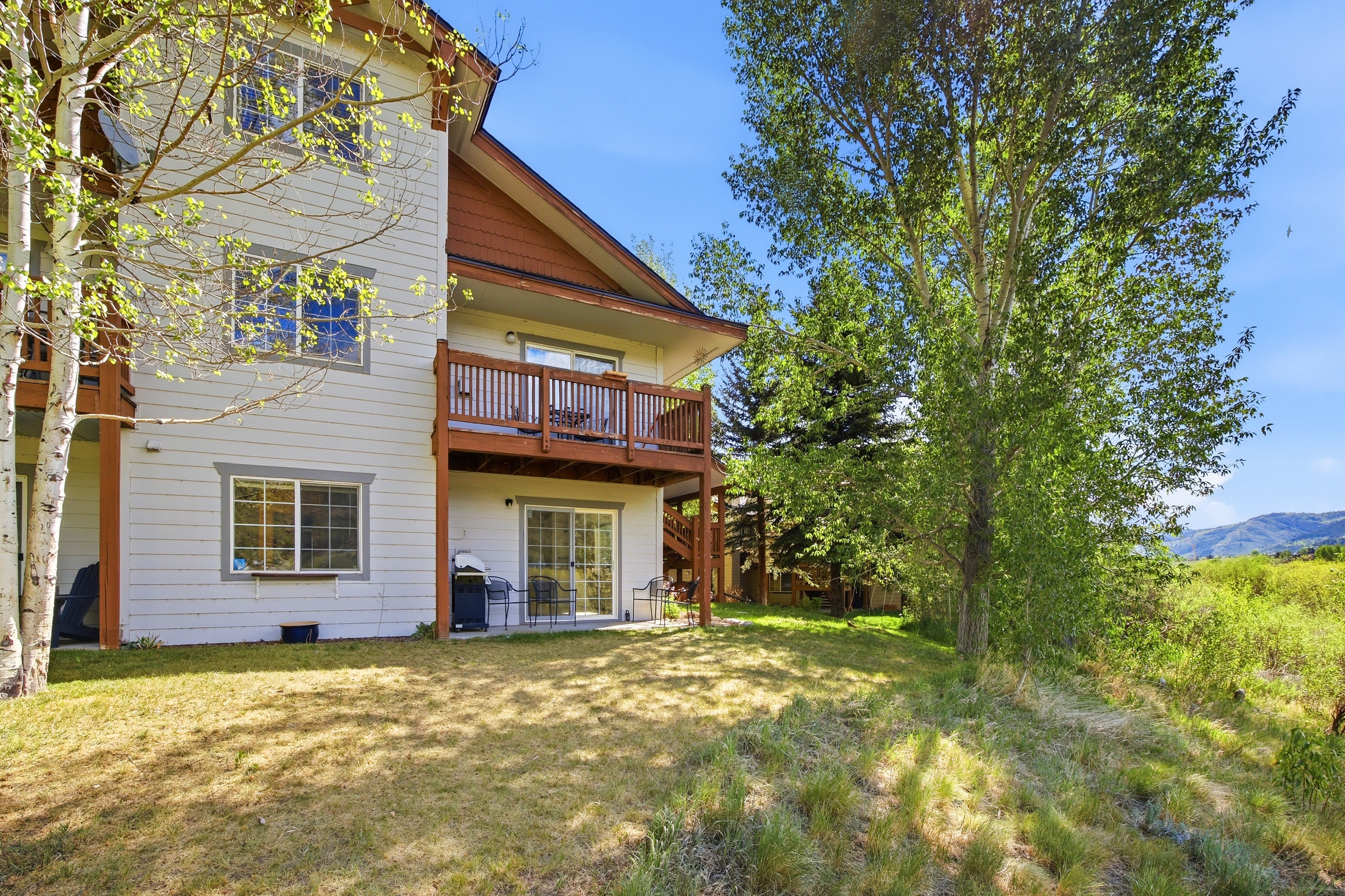  South-Facing End-Unit Residence With Beautiful River and Mountain views - 物件實景