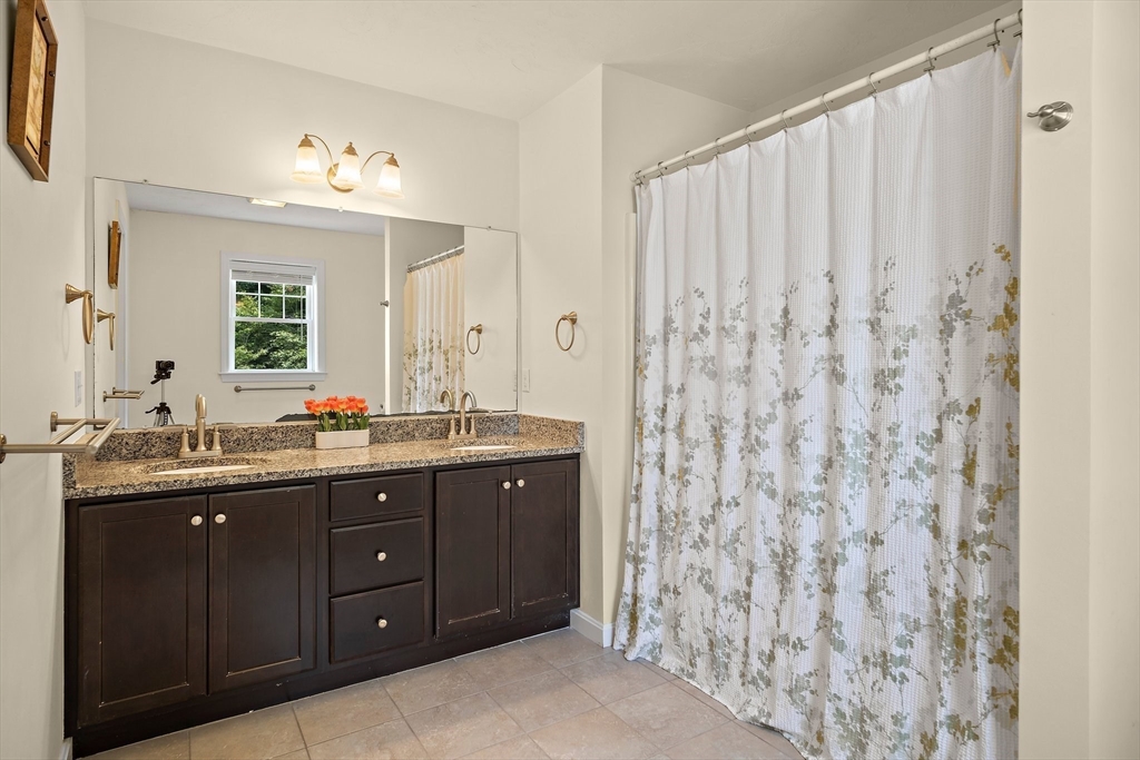 Rockland, Massachusetts, 02370, United States, 4 Bedrooms Bedrooms, ,3 BathroomsBathrooms,Residential,For Sale,1898711
