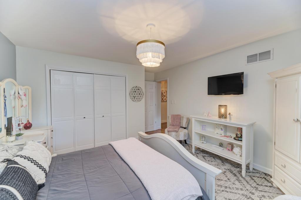 Wood Dale, Illinois, 60191, United States, 4 Bedrooms Bedrooms, ,3 BathroomsBathrooms,Residential,For Sale,1944958