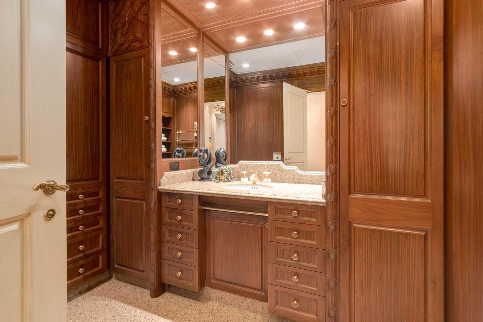 CALGARY, Alberta, T2P 5J9, CA, 2 Bedrooms Bedrooms, ,6 BathroomsBathrooms,Residential,For Sale,1987671