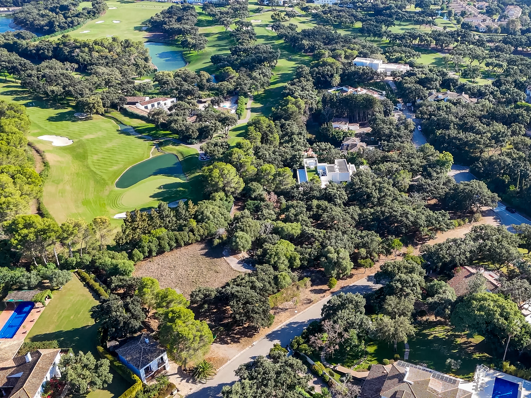  Expansive frontline golf plot beside Valderrama