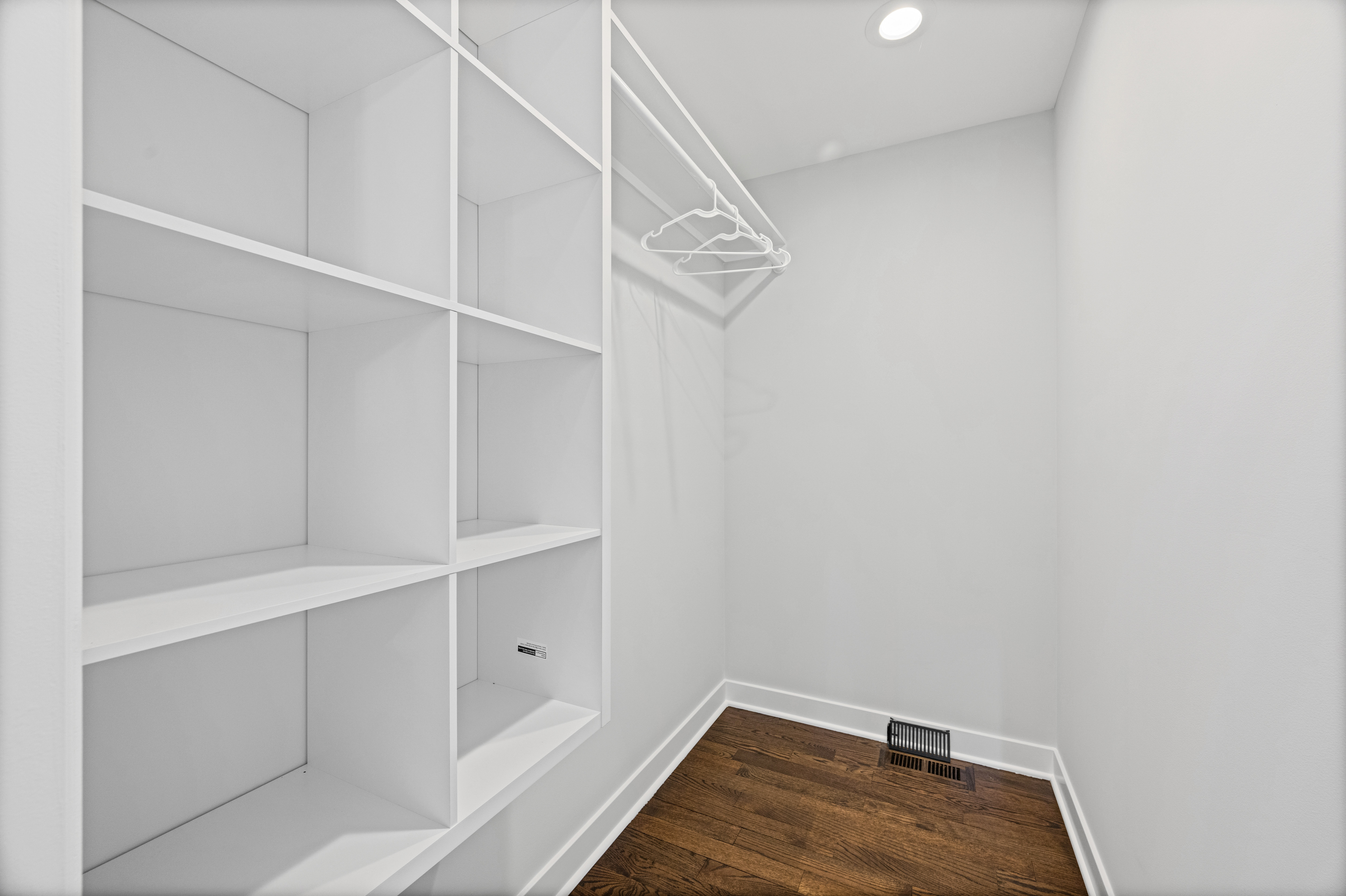  This Newly Rehabbed House has Been Completely Re-Done Top to Bottom - 物件實景