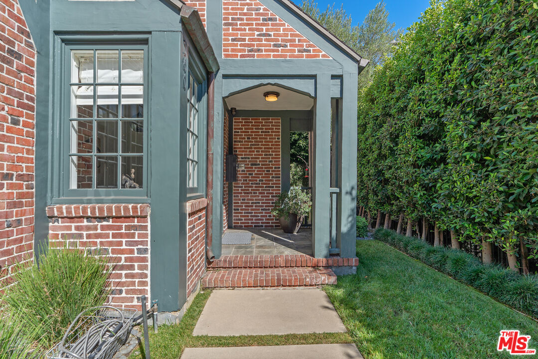 Los Angeles, California, 90020, United States, 5 Bedrooms Bedrooms, ,5 BathroomsBathrooms,Residential,For Sale,1939583