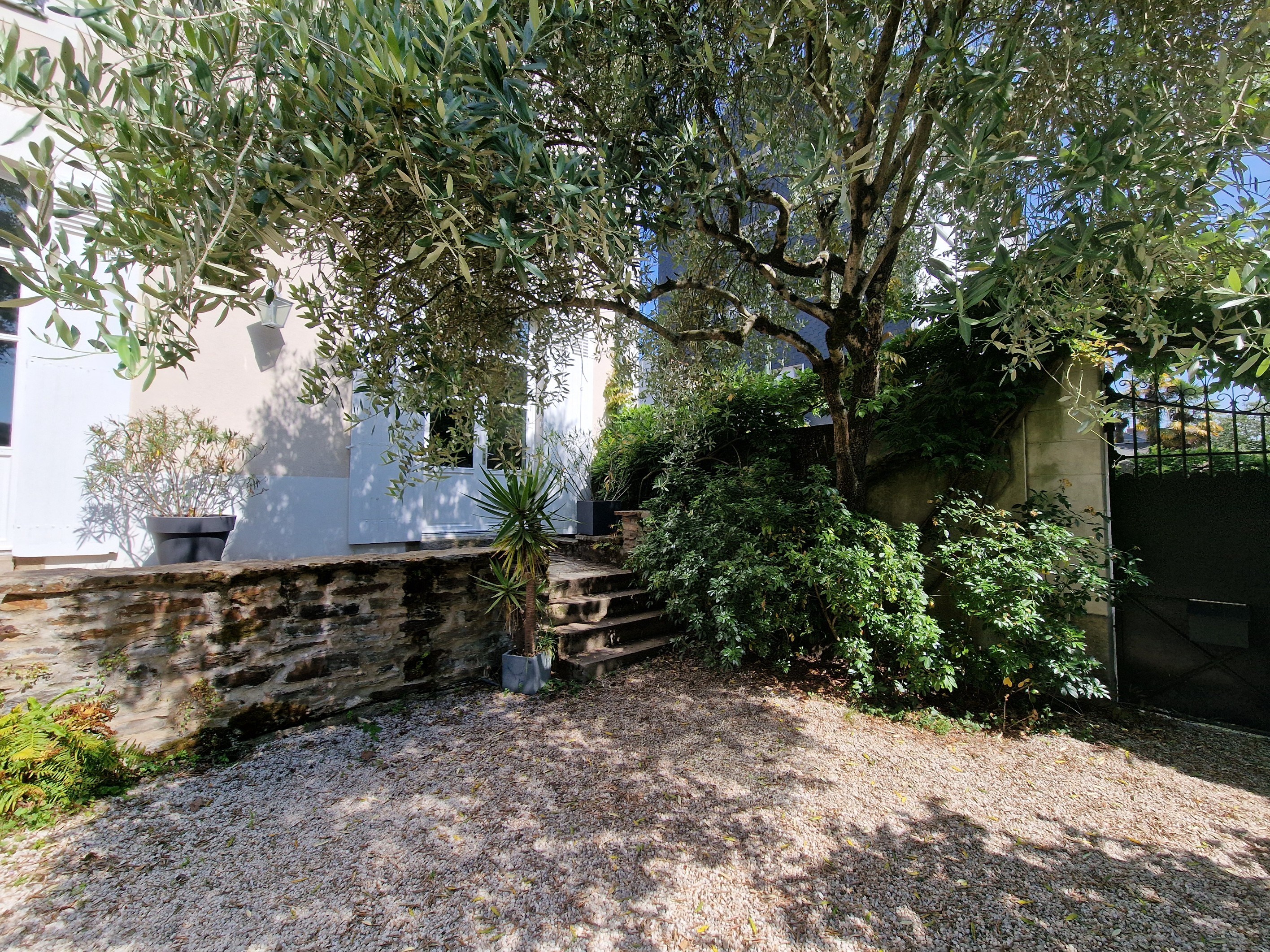  Set within a private cul-de-sac, a 380 sqm townhouse with ancillary buildings - 物件實景