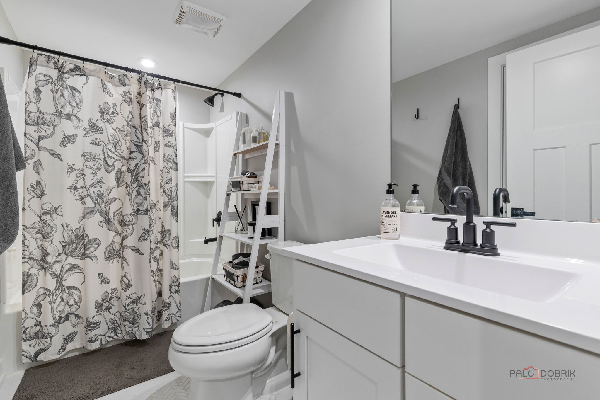  Welcome to Maintenance-Free Living With Resort-Style Amenities - 物件實景