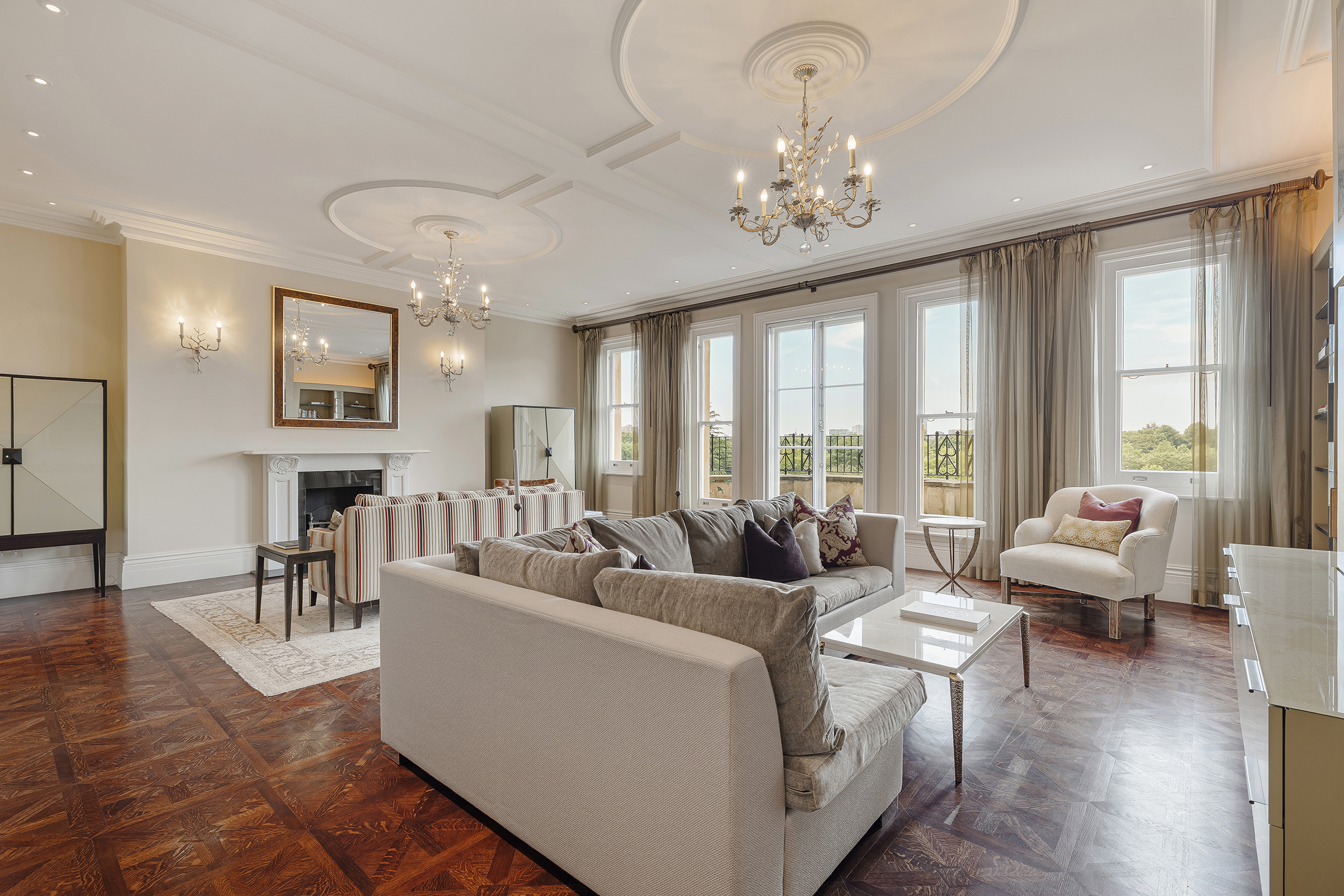  A Grand Triplex Apartment Overlooking Regent