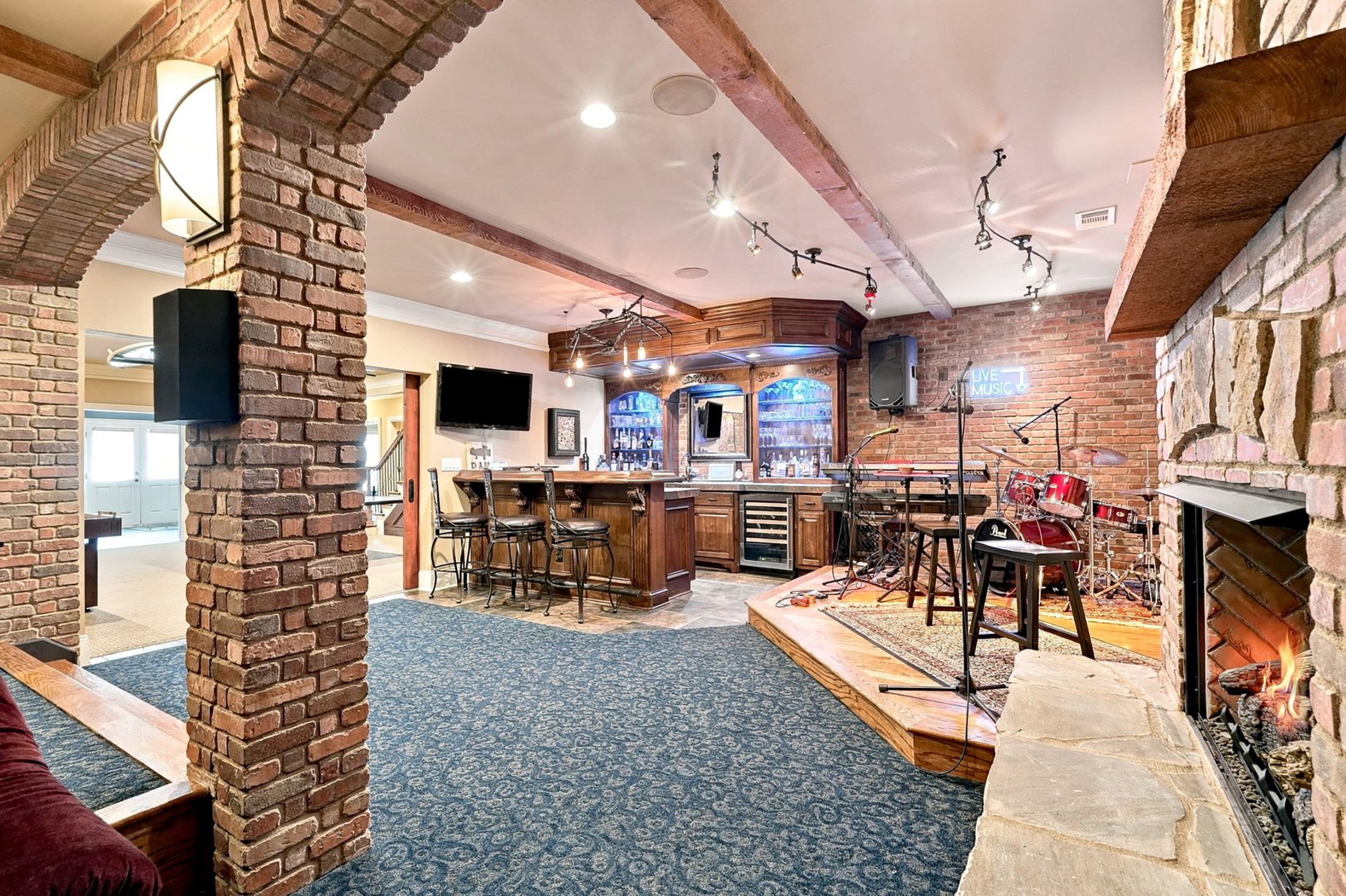  Exceptional Custom-Built Home with Theater, Full Bar and Private Gym - 物件實景