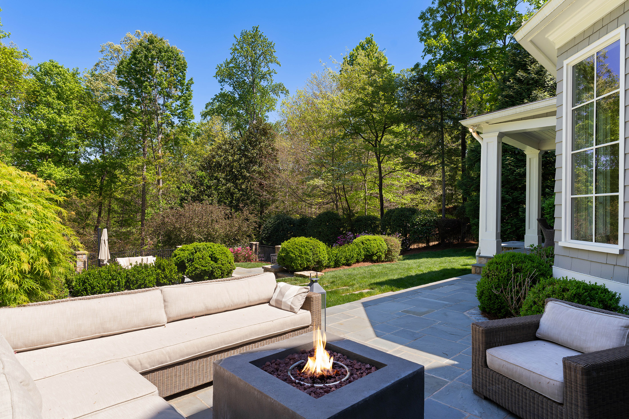  Stunning Estate with Pool Set on 1.3+/- Private Acres - 物件實景